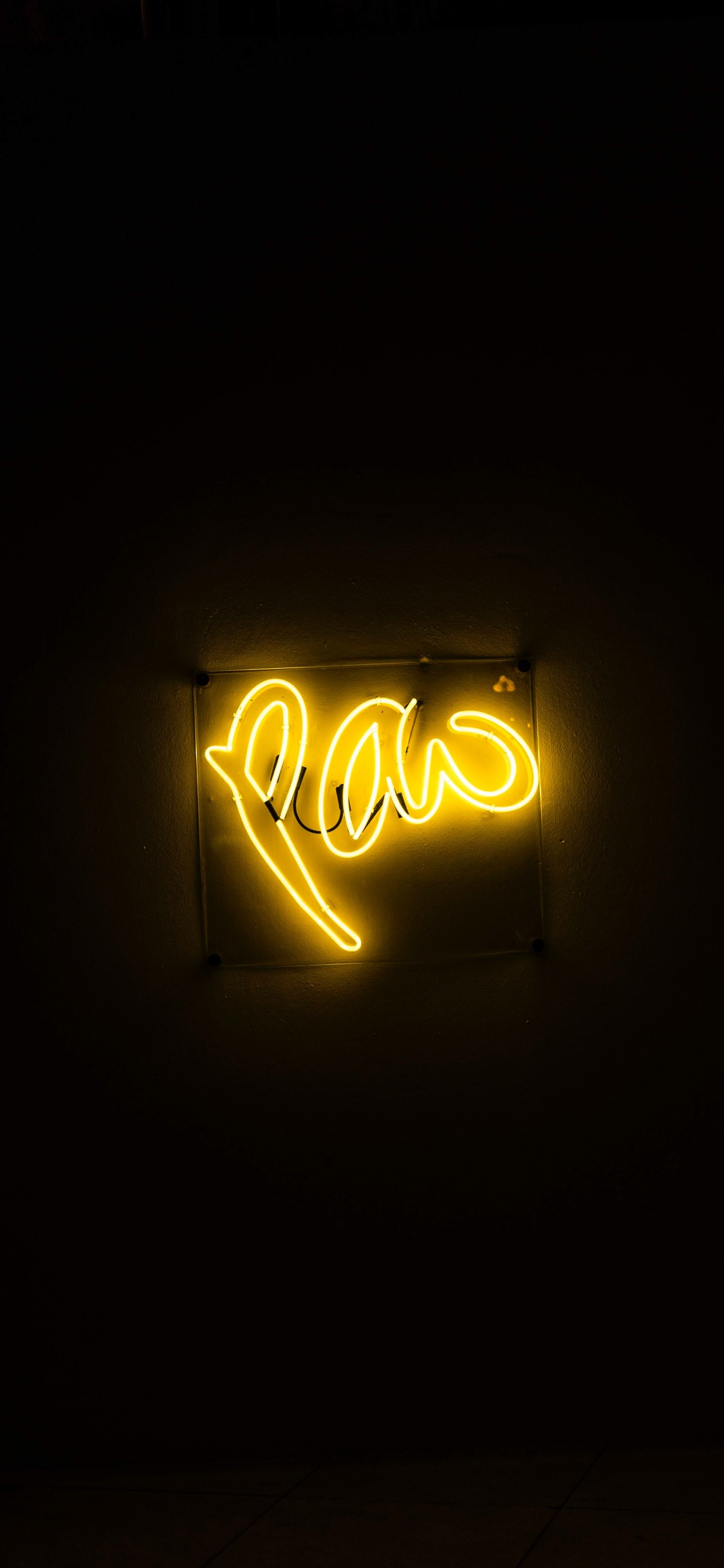 Gelbe Und Rote Liebe Neonlichtbeschilderung. Wallpaper in 1125x2436 Resolution