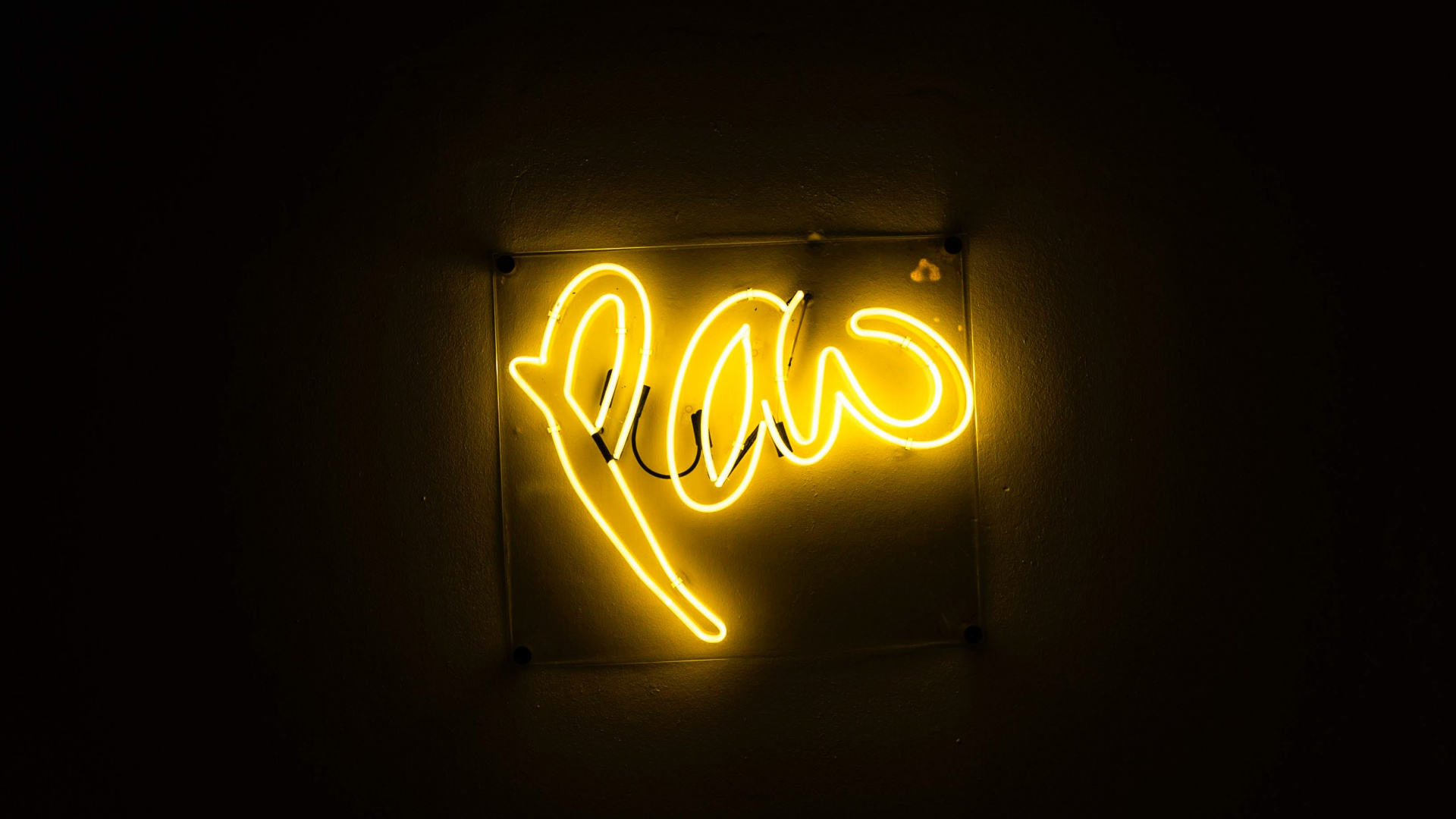 Gelbe Und Rote Liebe Neonlichtbeschilderung. Wallpaper in 1920x1080 Resolution