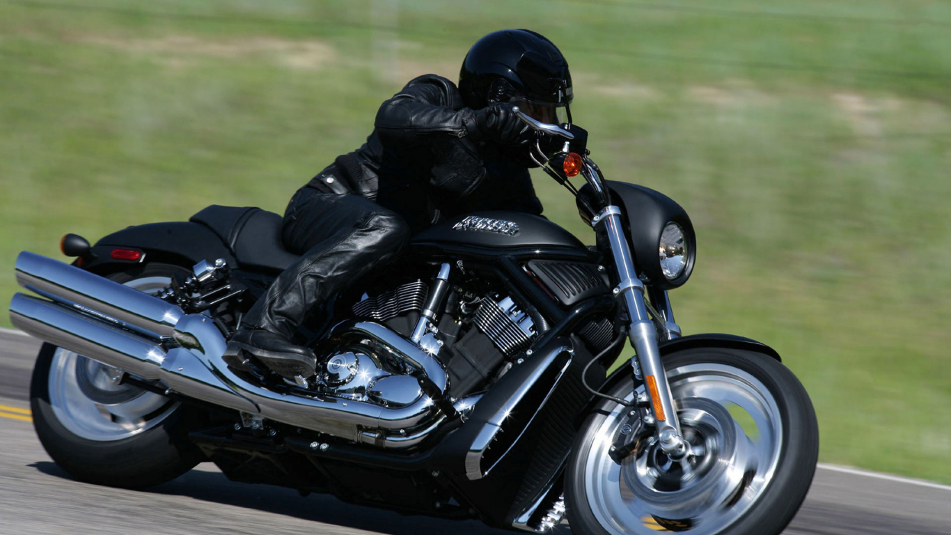 Homme en Blouson de Cuir Noir Équitation Moto Noire. Wallpaper in 1366x768 Resolution