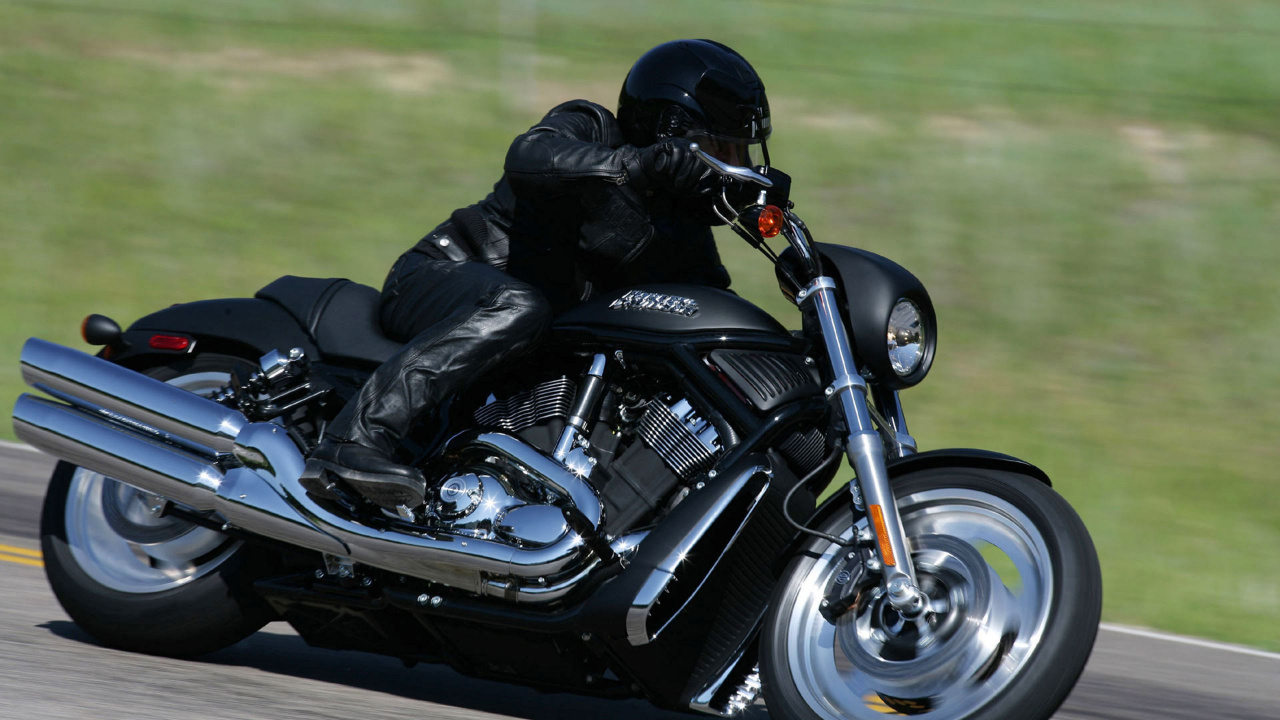 Hombre Con Chaqueta de Cuero Negro Montando Motocicleta Negra. Wallpaper in 1280x720 Resolution