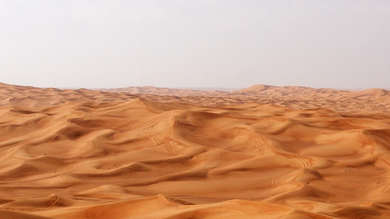 Desierto Bajo un Cielo Azul Durante el Día. Wallpaper in 1280x720 Resolution