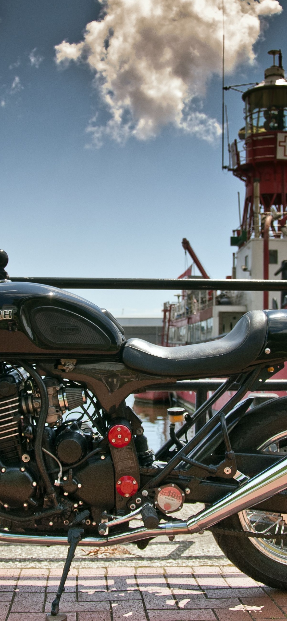 Motocicleta Cruiser Negra y Plateada. Wallpaper in 1125x2436 Resolution