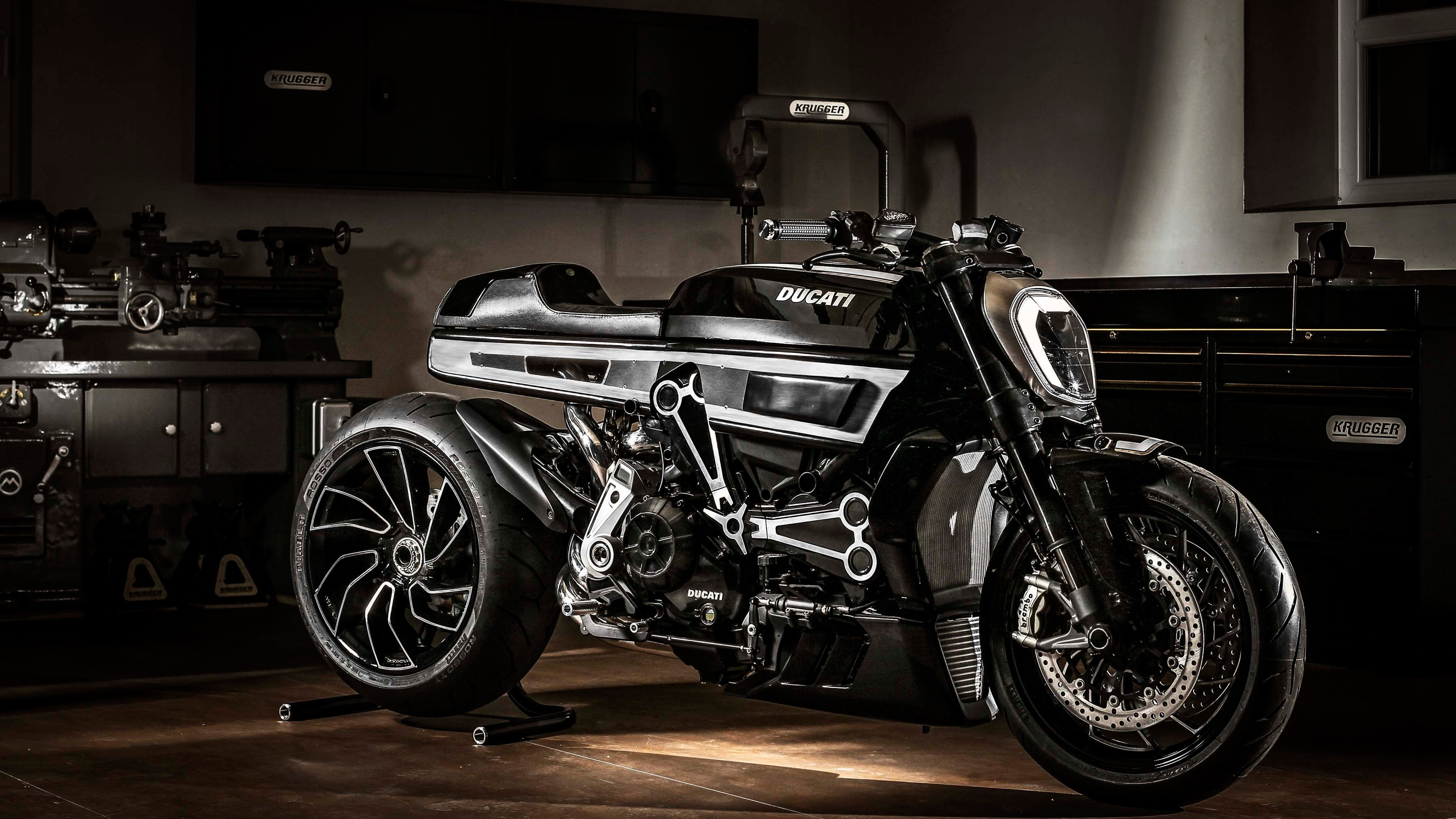 Photographie en Niveaux de Gris D'une Moto Cruiser Noir et Argent. Wallpaper in 3840x2160 Resolution