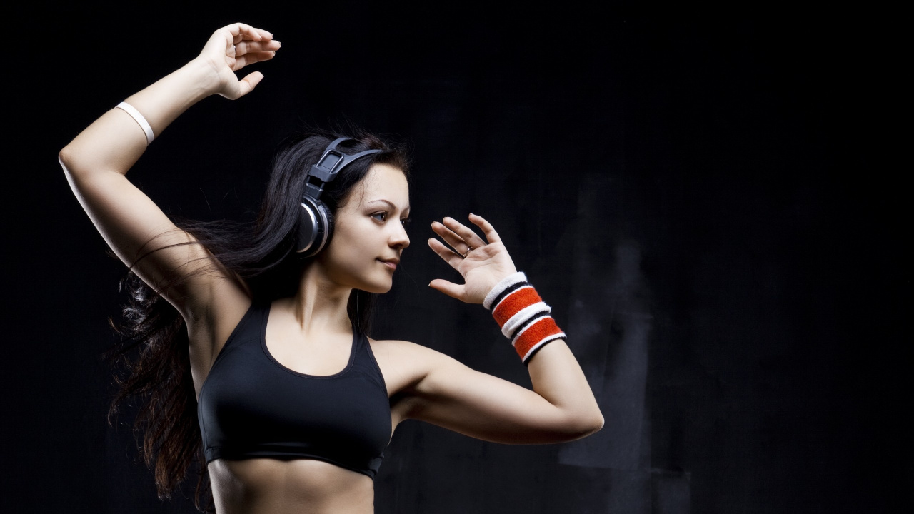 Mujer en Sujetador Deportivo Negro Sosteniendo su Cabello. Wallpaper in 1280x720 Resolution