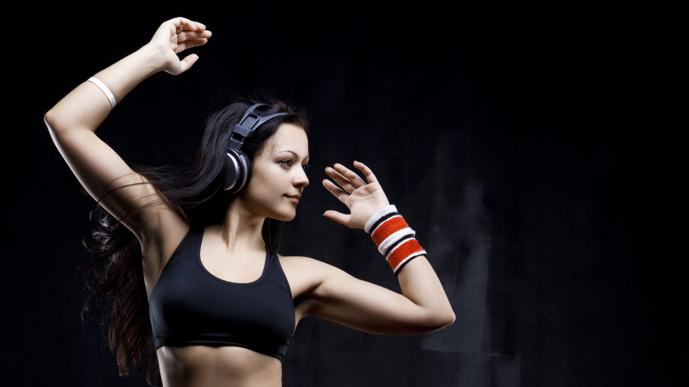 Woman in Black Sports Bra Holding Her Hair. Wallpaper in 1366x768 Resolution