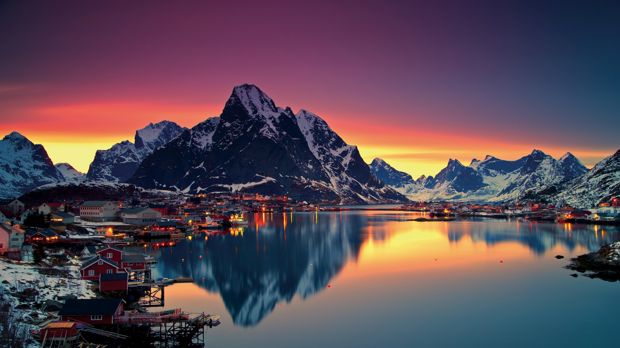 Brauner Und Weißer Berg in Der Nähe Eines Gewässers Tagsüber. Wallpaper in 2560x1440 Resolution