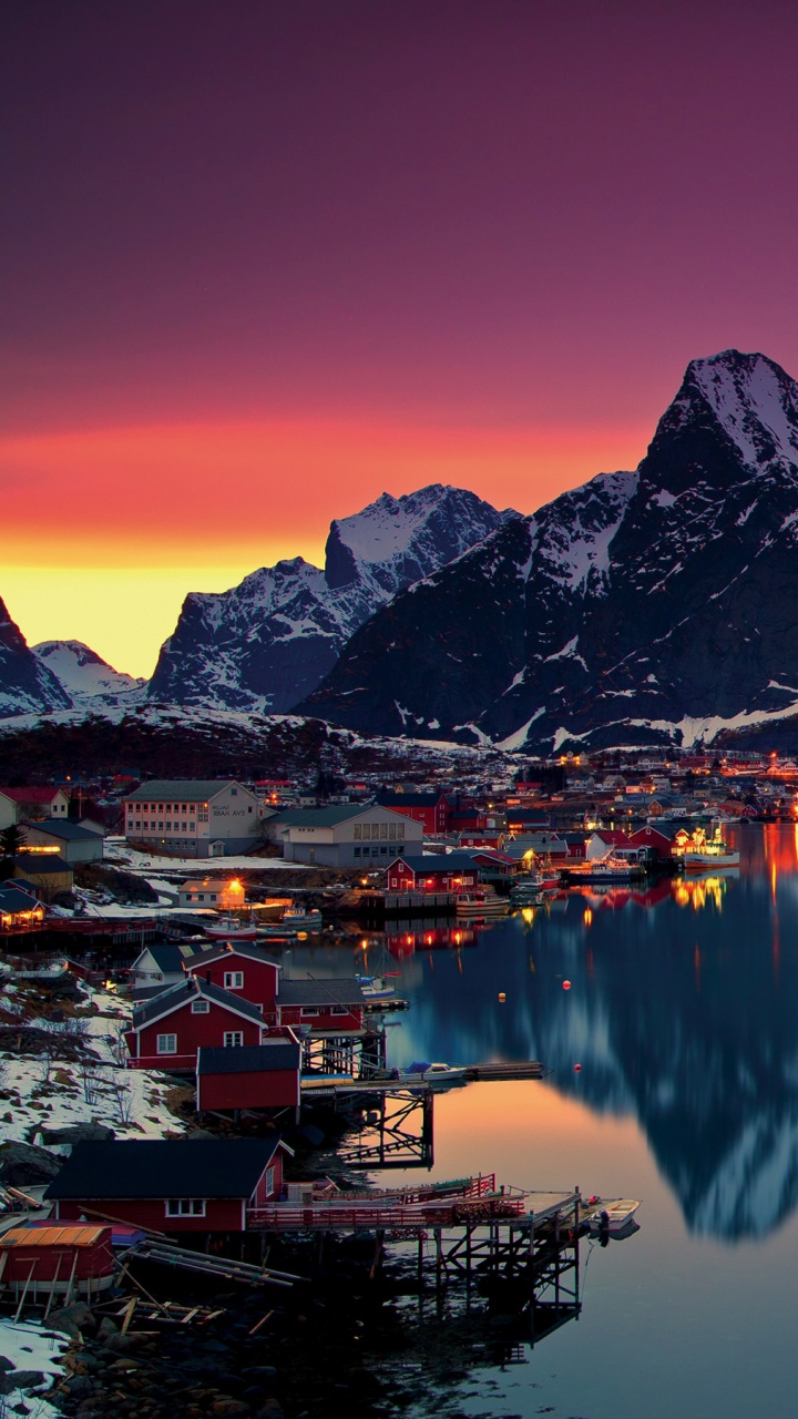 Brauner Und Weißer Berg in Der Nähe Eines Gewässers Tagsüber. Wallpaper in 720x1280 Resolution