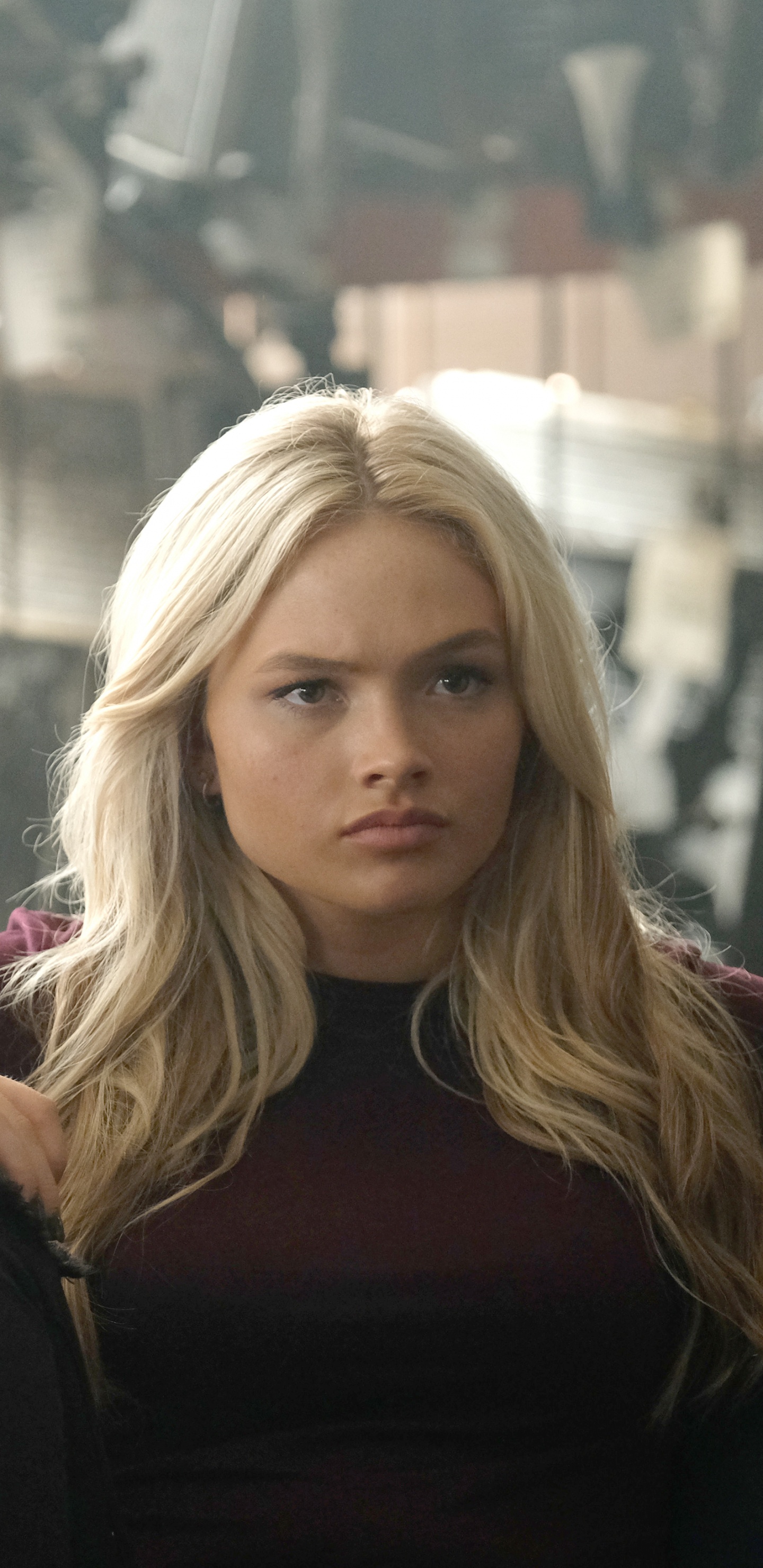 Femme en Chemise à Manches Longues Marron Assis Sur un Canapé en Cuir Noir. Wallpaper in 1440x2960 Resolution