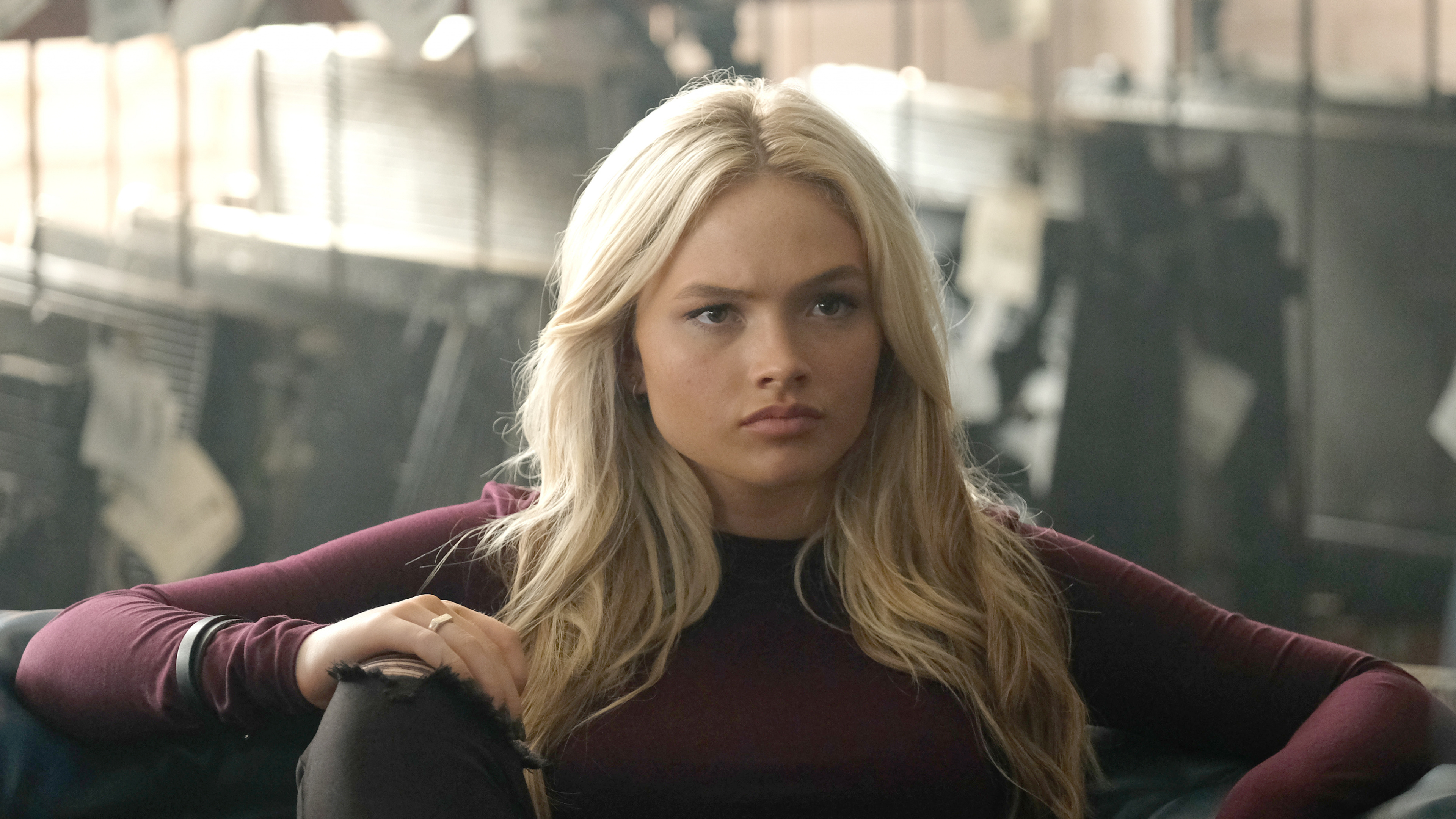 Mujer en Camisa de Manga Larga Granate Sentada en un Sofá de Cuero Negro. Wallpaper in 3840x2160 Resolution