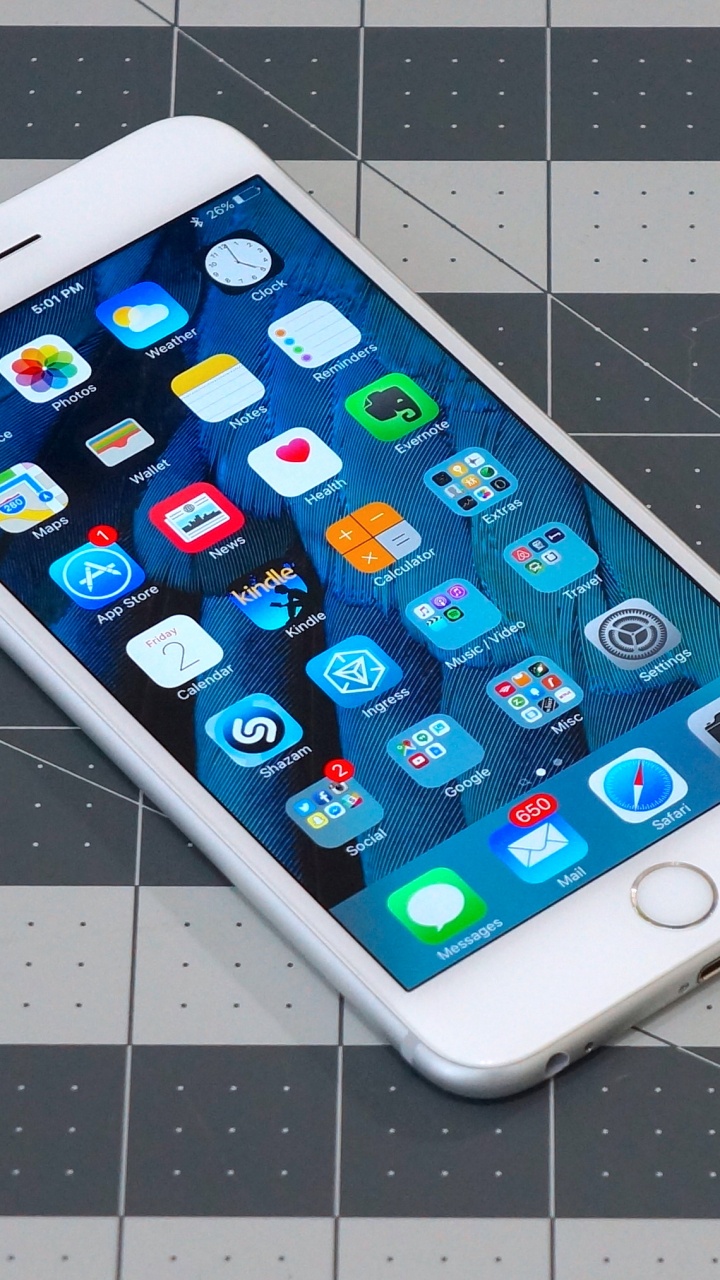 Silbernes IPhone 6 Auf Weißem Tisch. Wallpaper in 720x1280 Resolution