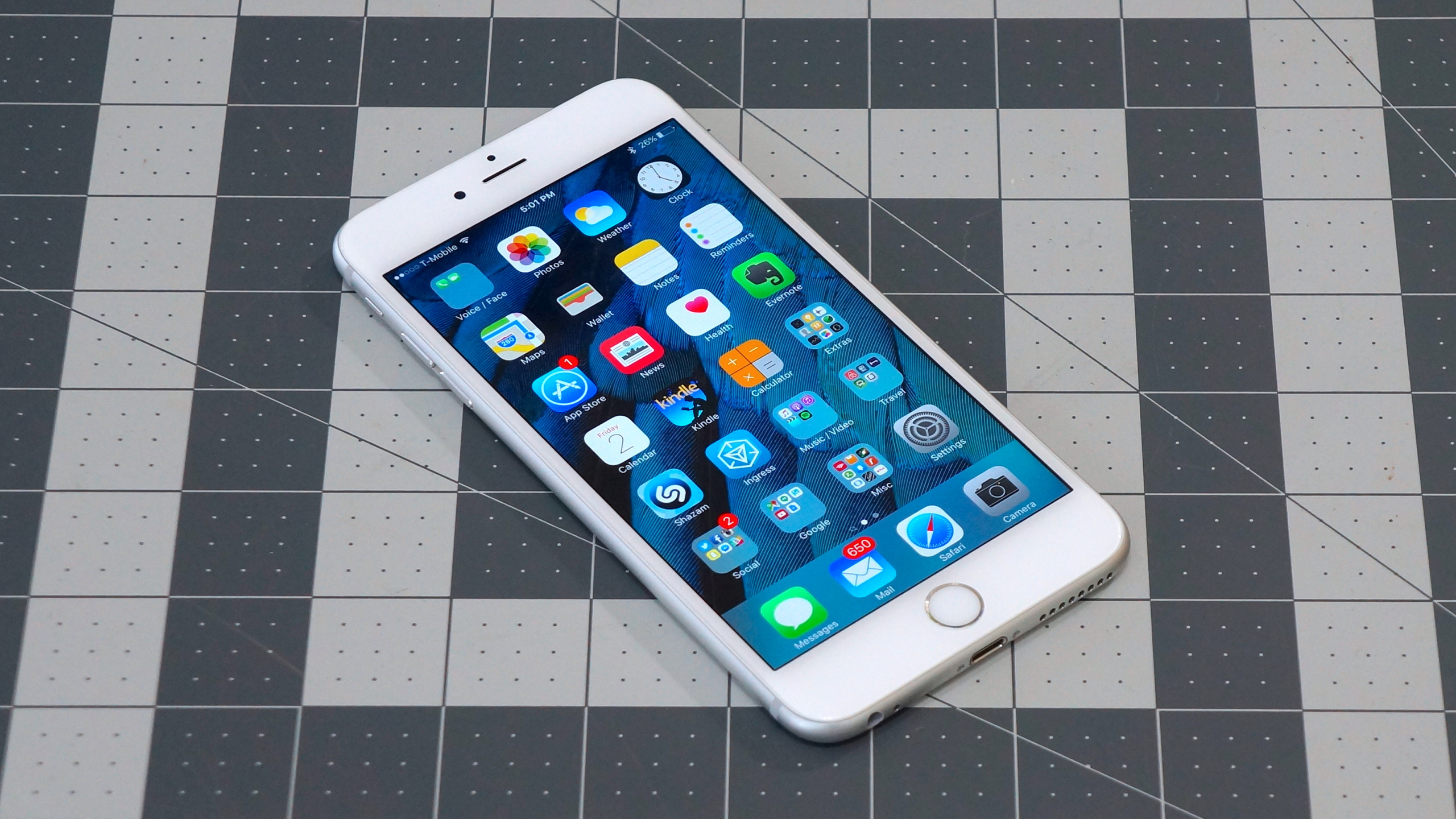 Iphone 6 Argent Sur Table Blanche. Wallpaper in 2560x1440 Resolution