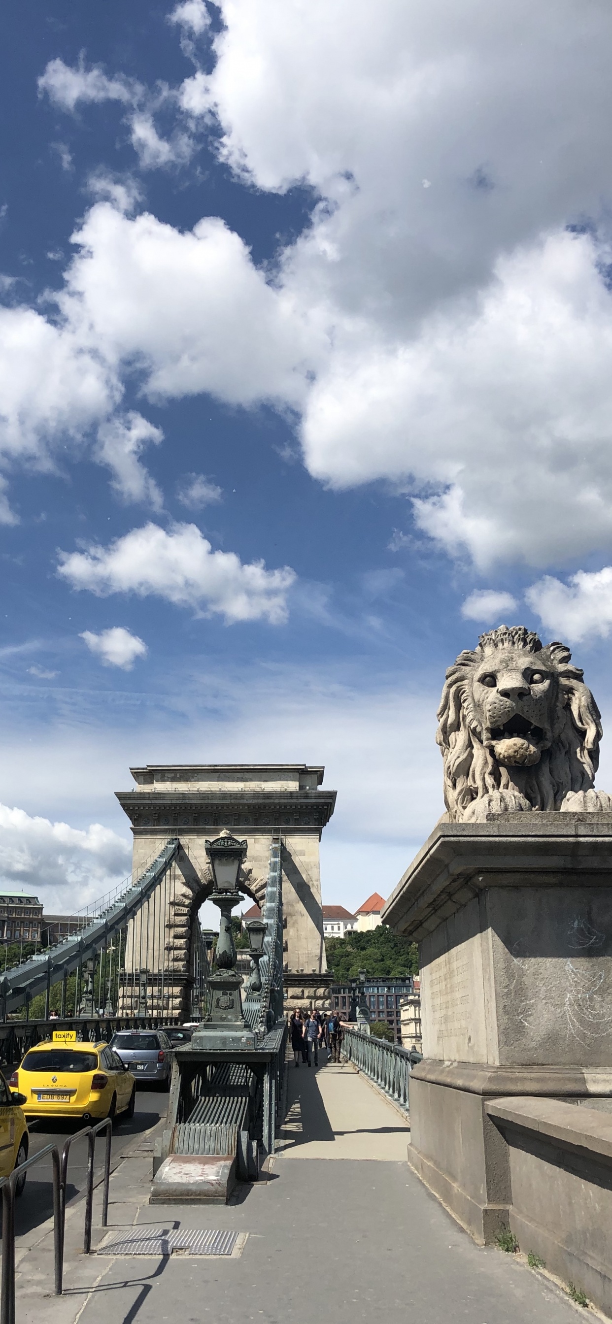 Budapest, Szchenyi Pont Des Chaînes, Roi, Transport, Feu de Stationnement Automobile. Wallpaper in 1242x2688 Resolution