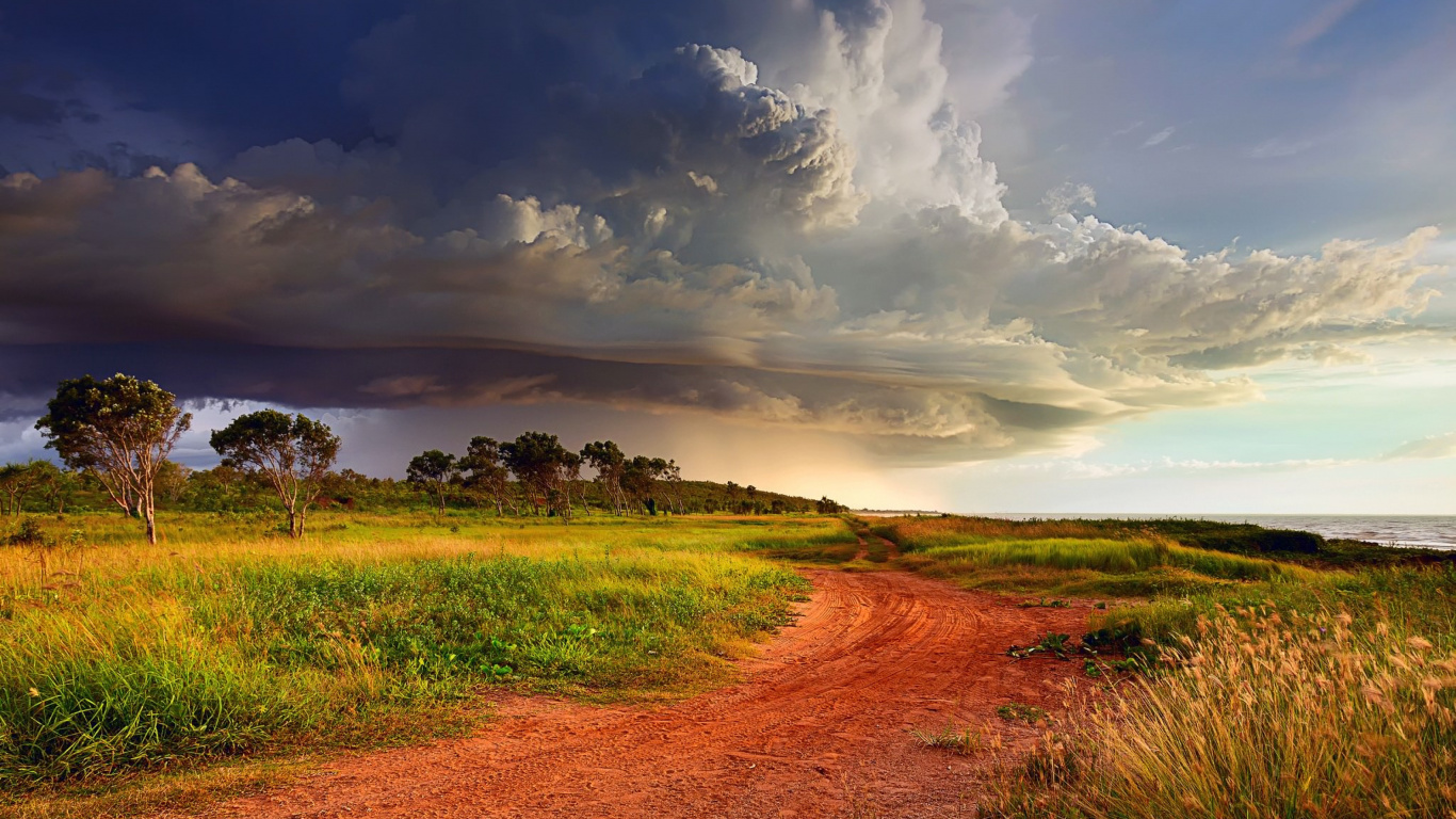 Campo de Hierba Verde Bajo el Cielo Nublado Durante el Día. Wallpaper in 1366x768 Resolution