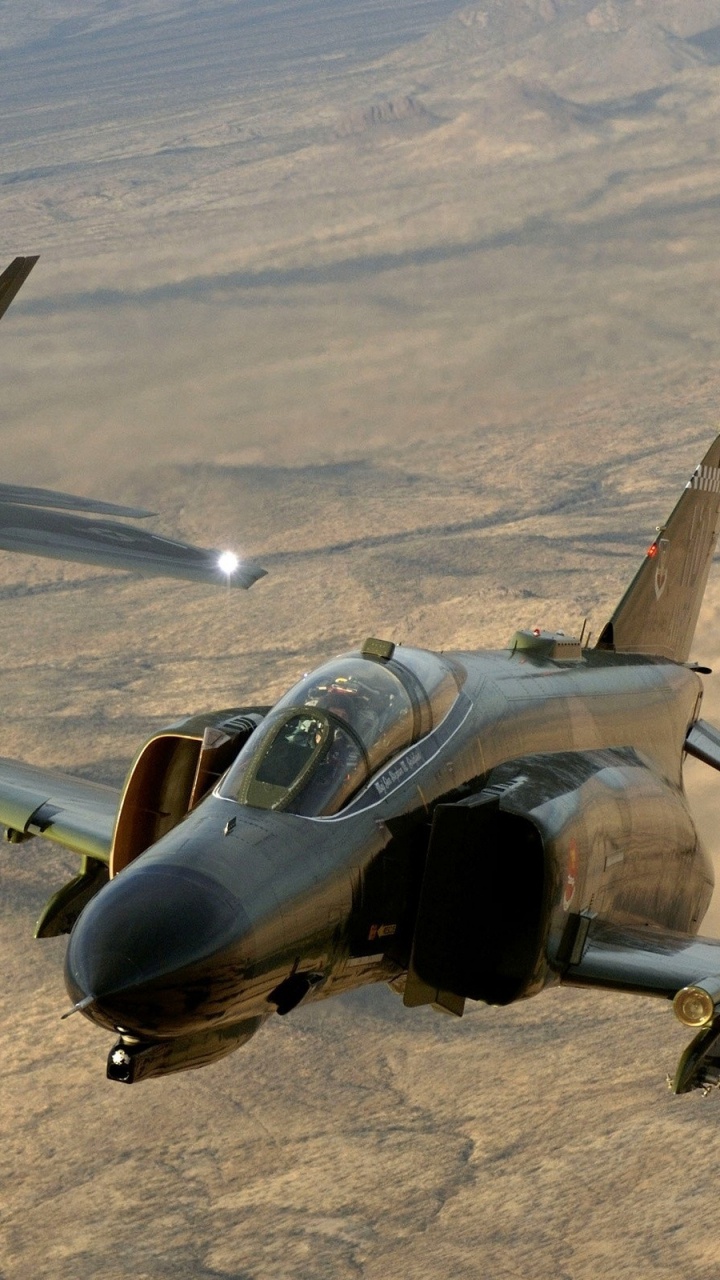 Avión de Combate Gris Sobre Arena Marrón Durante el Día. Wallpaper in 720x1280 Resolution