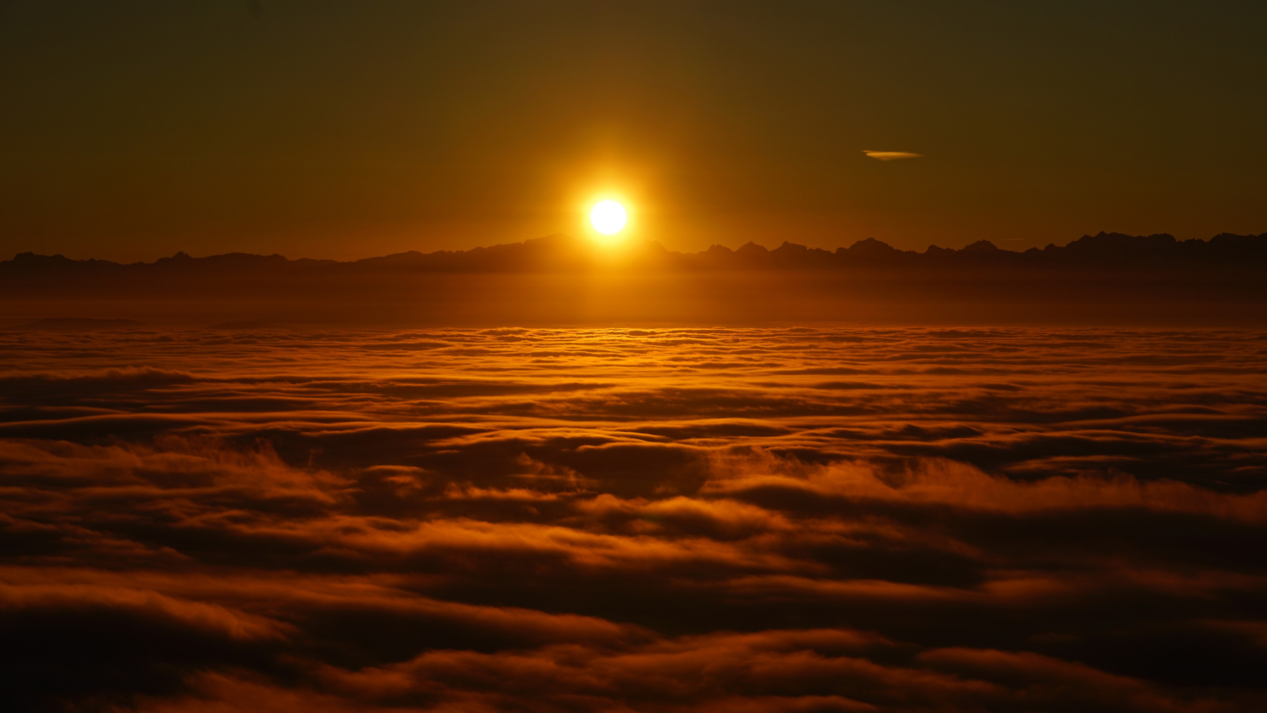 Puesta de Sol Sobre Las Nubes. Wallpaper in 2560x1440 Resolution