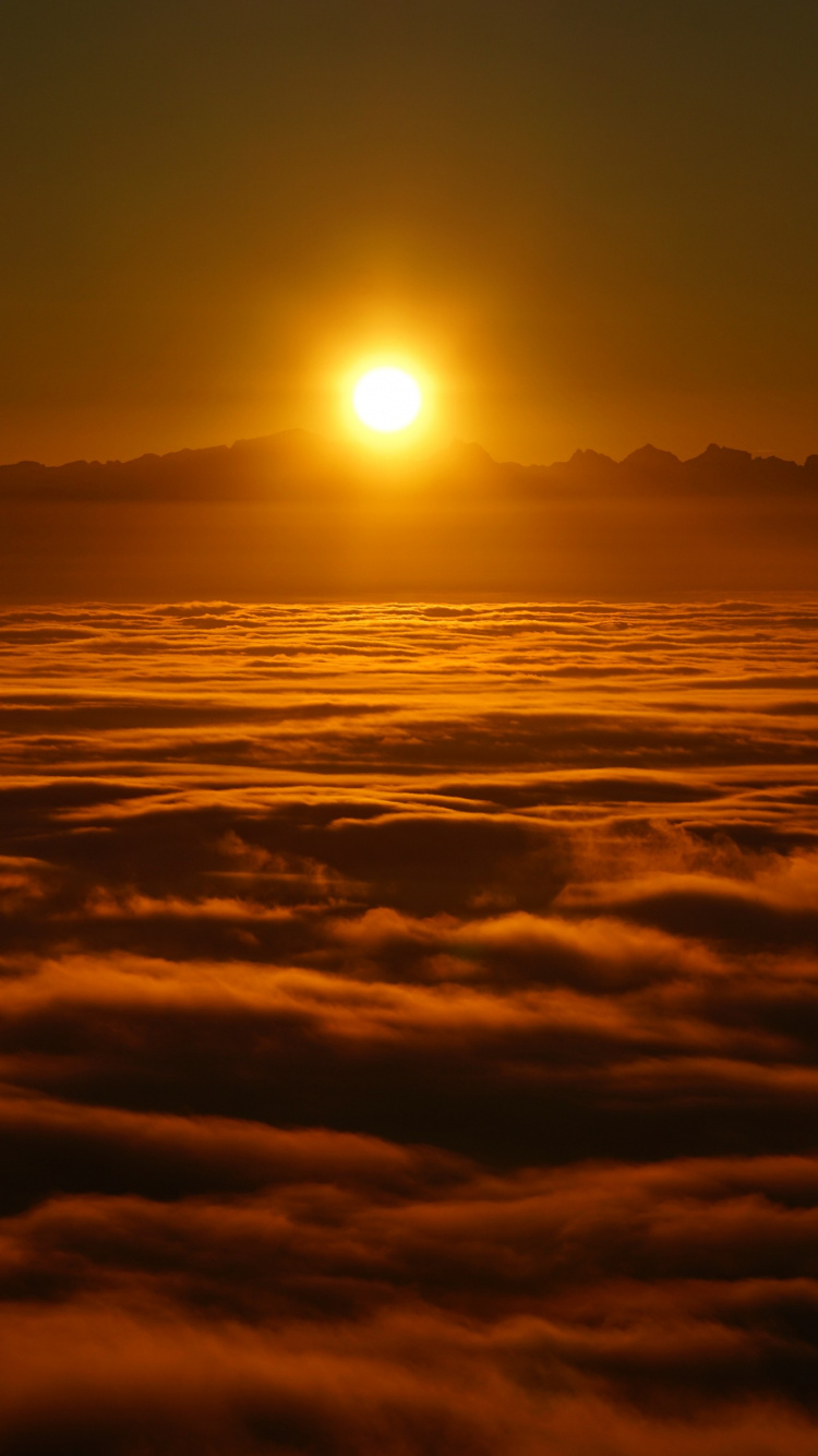 Soleil Couchant Sur Les Nuages. Wallpaper in 750x1334 Resolution