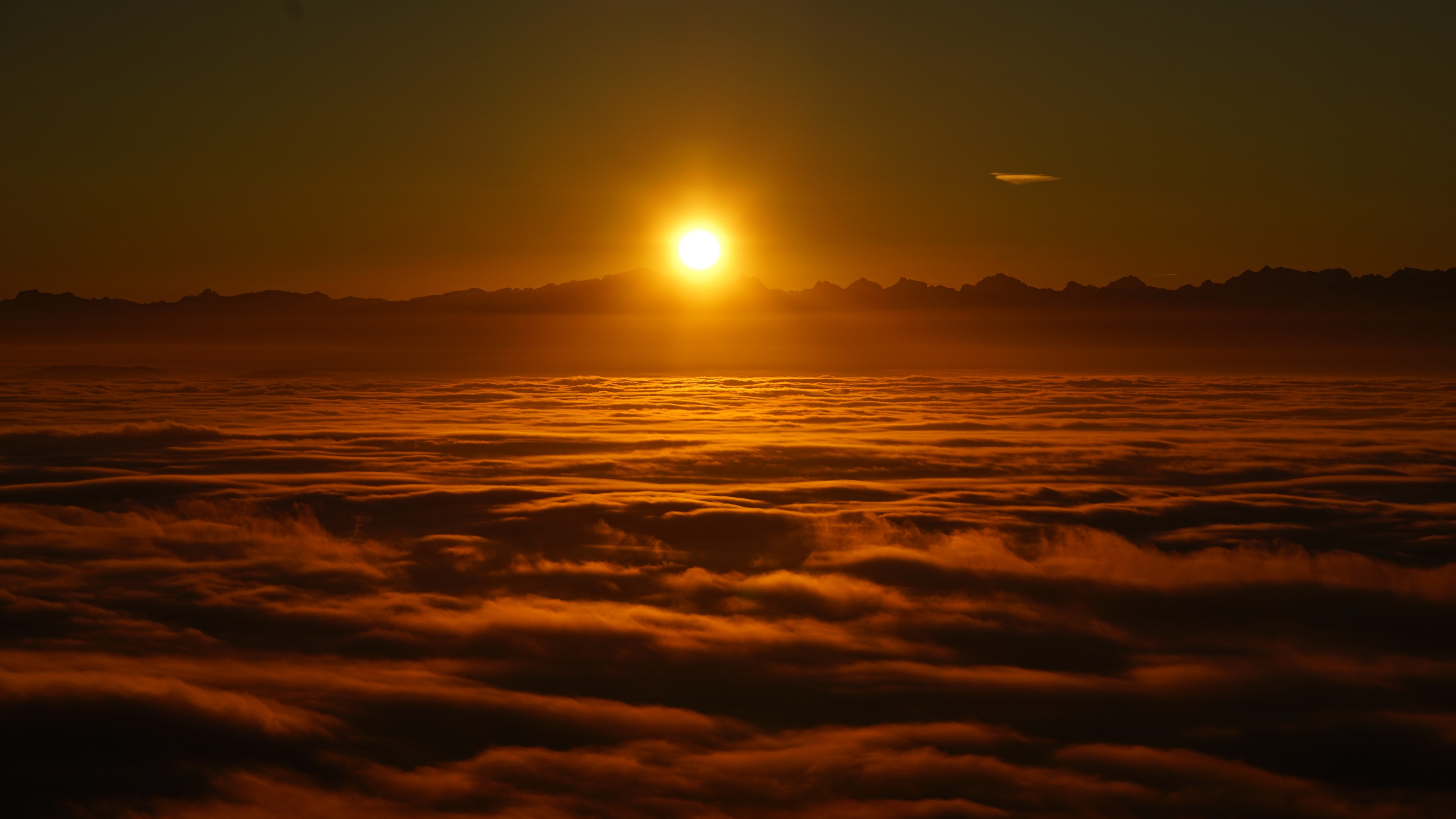 Sun Setting Over The Clouds. Wallpaper in 3840x2160 Resolution