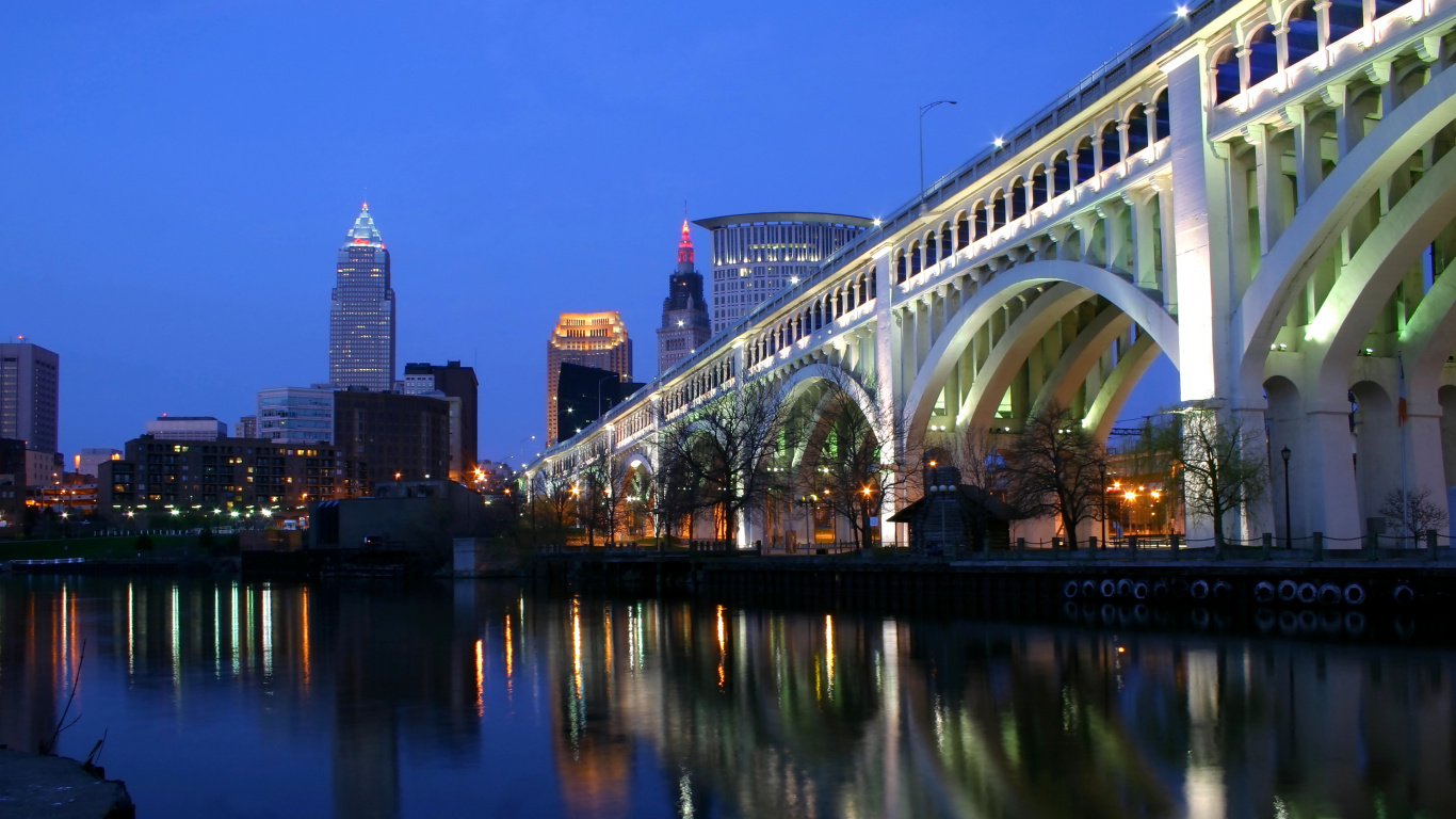 Pont Blanc Au-dessus de L'eau Pendant la Nuit. Wallpaper in 1366x768 Resolution
