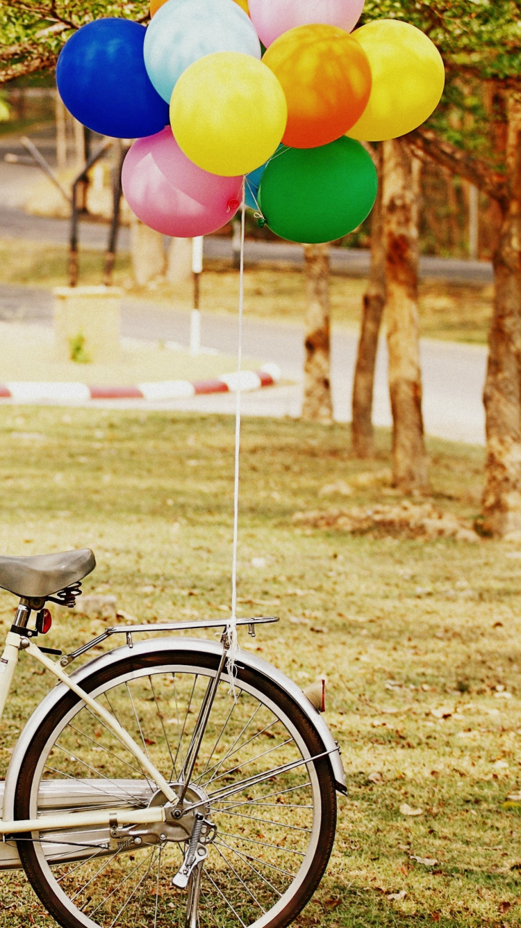 Globos Amarillos y Azules en Bicicleta. Wallpaper in 750x1334 Resolution