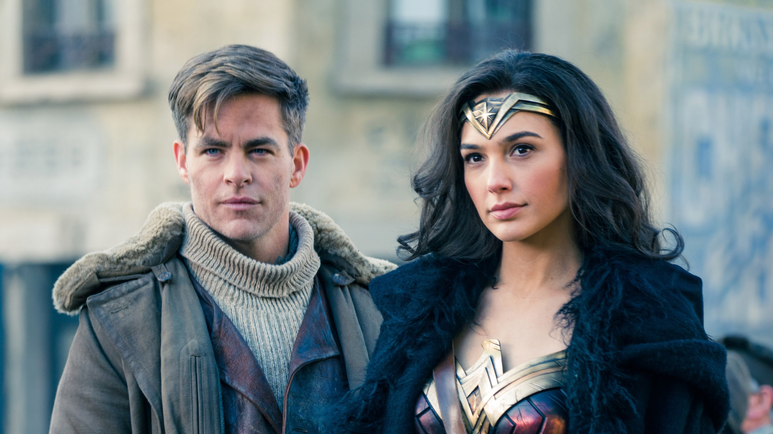 Femme en Manteau de Fourrure Noir à Côté de Femme en Manteau Gris. Wallpaper in 2560x1440 Resolution