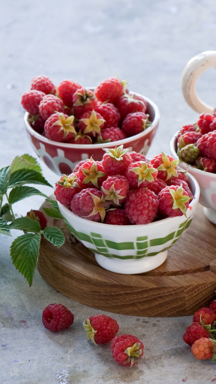Erdbeeren in Weißer Keramikschale. Wallpaper in 720x1280 Resolution