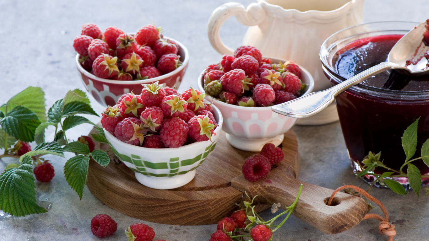 Fraises Dans un Bol en Céramique Blanche. Wallpaper in 1366x768 Resolution
