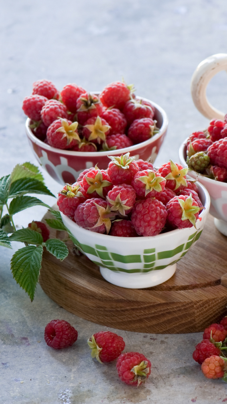 Fraises Dans un Bol en Céramique Blanche. Wallpaper in 750x1334 Resolution