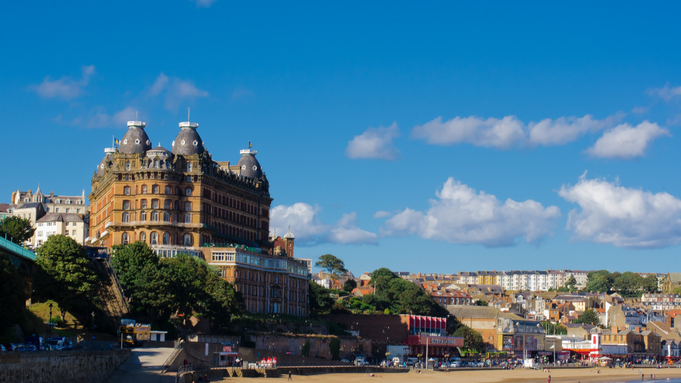 Personnes Marchant Dans la Rue Près D'un Bâtiment en Béton Brun Sous un Ciel Bleu Pendant la Journée. Wallpaper in 1366x768 Resolution