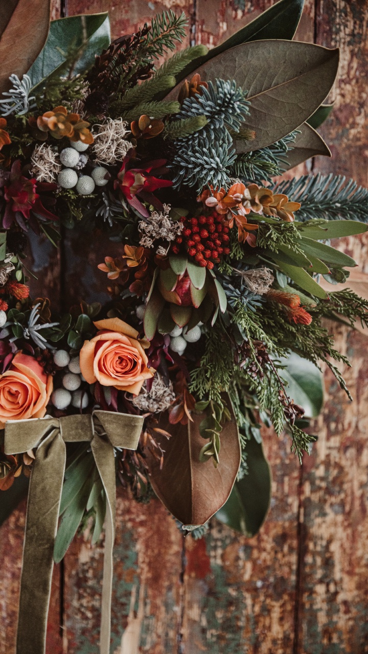 Roses Roses Avec Des Feuilles Vertes. Wallpaper in 720x1280 Resolution