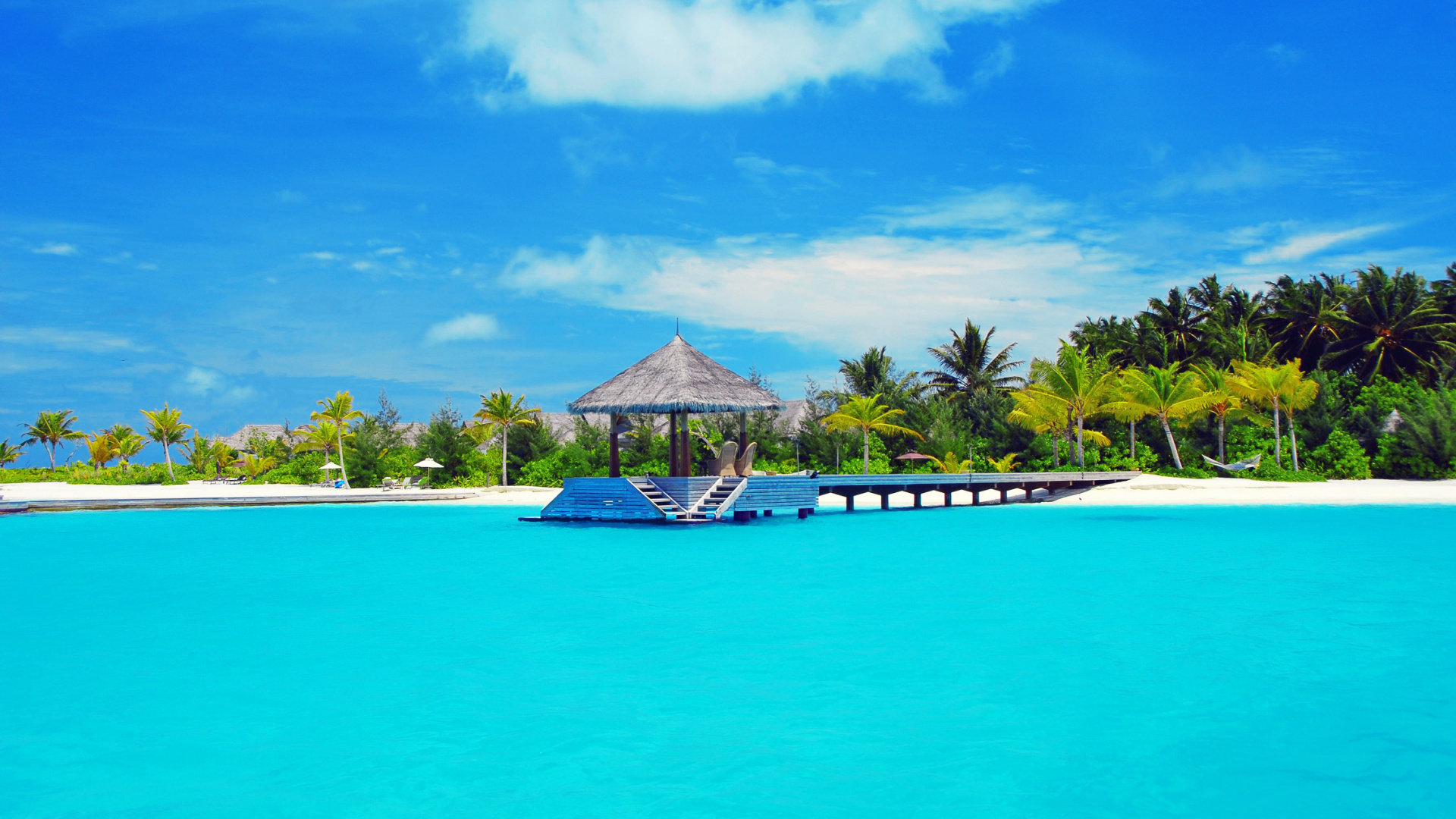 Maison en Bois Marron et Blanc Près de la Piscine Sous un Ciel Bleu Pendant la Journée. Wallpaper in 1920x1080 Resolution