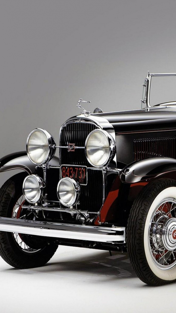 Red and White Vintage Car. Wallpaper in 750x1334 Resolution