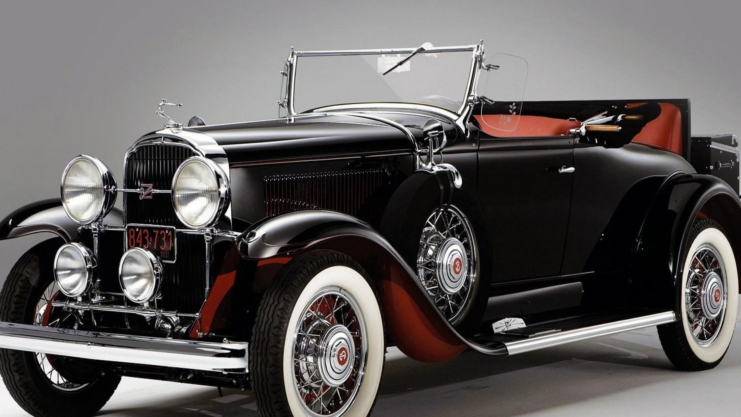 Voiture Ancienne Rouge et Blanche. Wallpaper in 2560x1440 Resolution