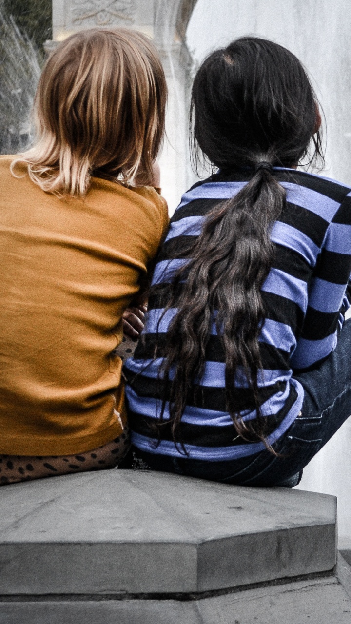 Freundschaft, Snapshot, Kind, Sitzecke, Infrastruktur. Wallpaper in 720x1280 Resolution