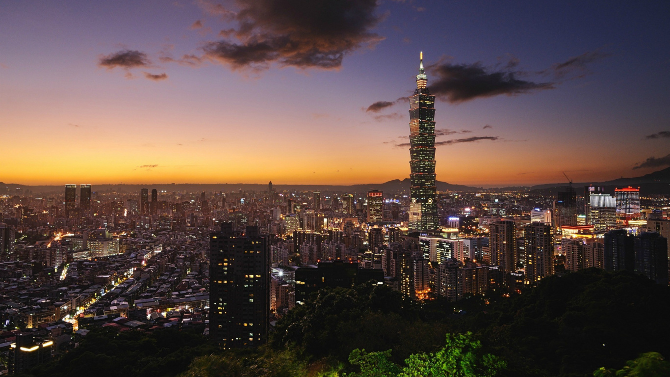 Horizonte de la Ciudad Durante la Noche. Wallpaper in 1366x768 Resolution