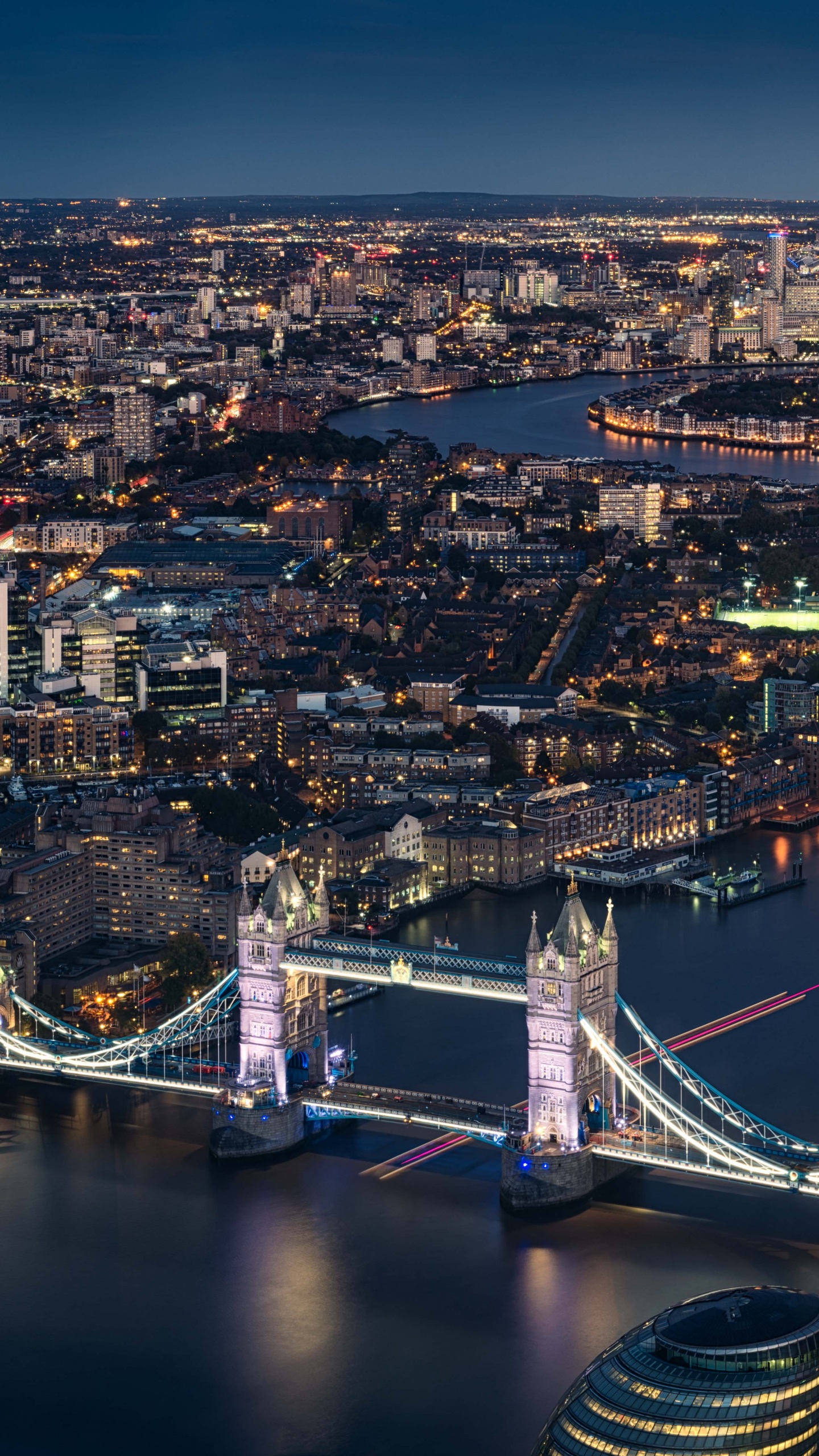 Vue Aérienne Des Bâtiments de la Ville Pendant la Nuit. Wallpaper in 1440x2560 Resolution