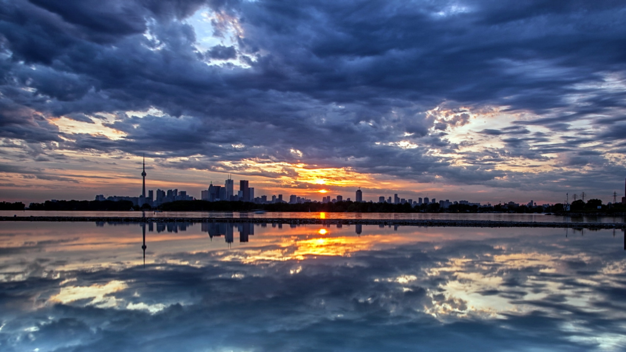 Plan D'eau Sous un Ciel Nuageux au Coucher du Soleil. Wallpaper in 1280x720 Resolution