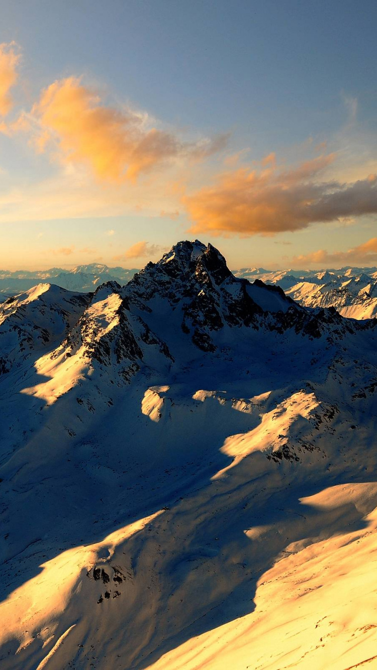 Montagne Couverte de Neige Sous un Ciel Nuageux Pendant la Journée. Wallpaper in 750x1334 Resolution