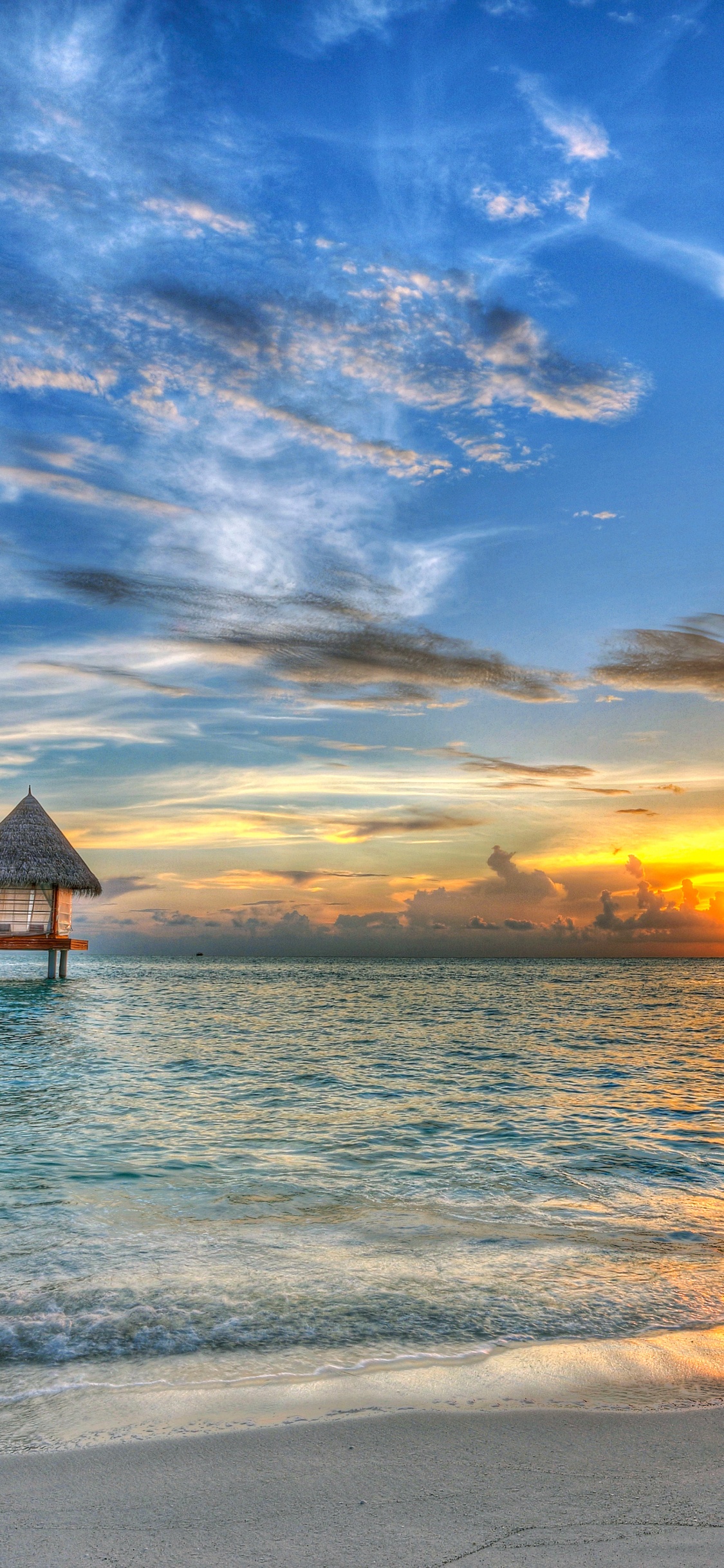 Silhouette de Maison de Plage Sur la Plage Pendant le Coucher du Soleil. Wallpaper in 1125x2436 Resolution