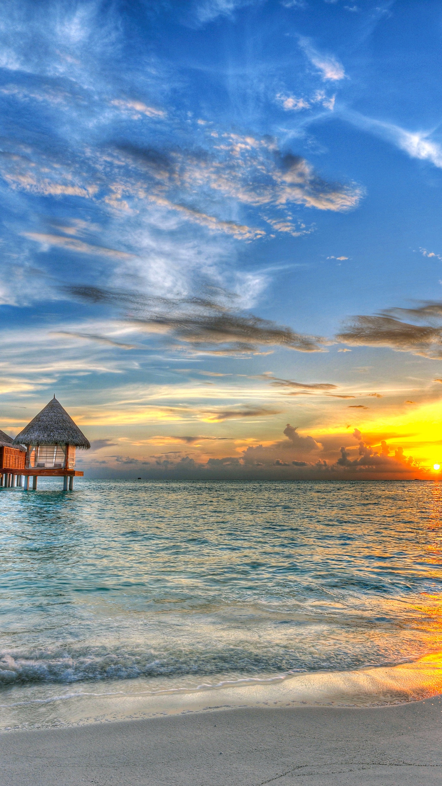 Silhouette de Maison de Plage Sur la Plage Pendant le Coucher du Soleil. Wallpaper in 1440x2560 Resolution