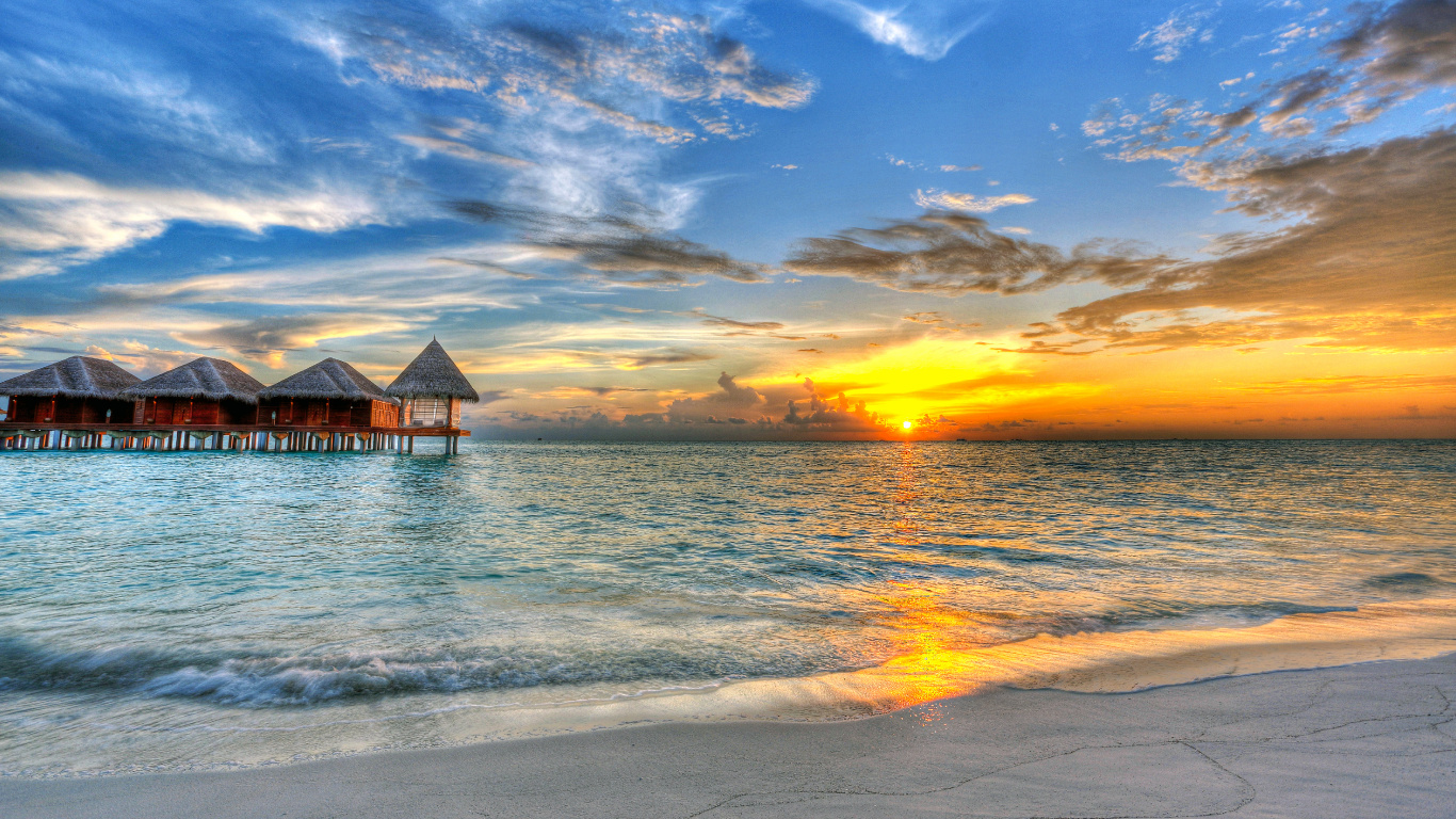 Silhouette Des Strandhauses am Strand Bei Sonnenuntergang. Wallpaper in 1366x768 Resolution