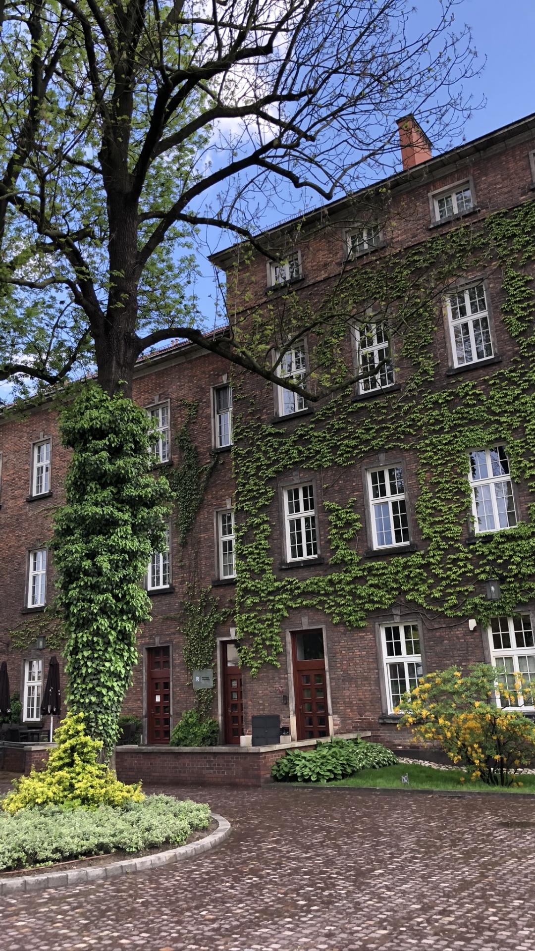 Ventana, Propiedad, Edificio, Zona Residencial, Fachada. Wallpaper in 1080x1920 Resolution