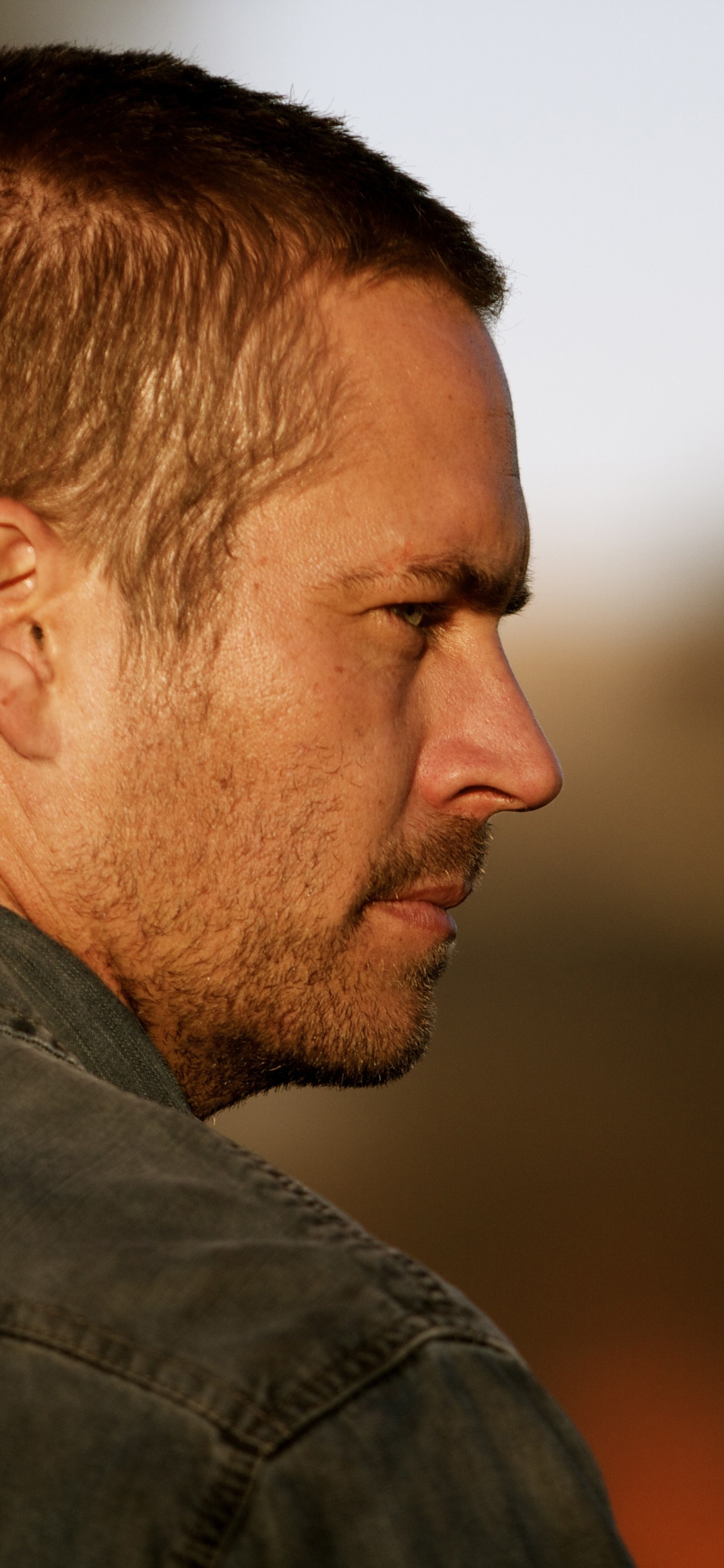 Mann in Schwarzer Jeansjacke. Wallpaper in 1125x2436 Resolution