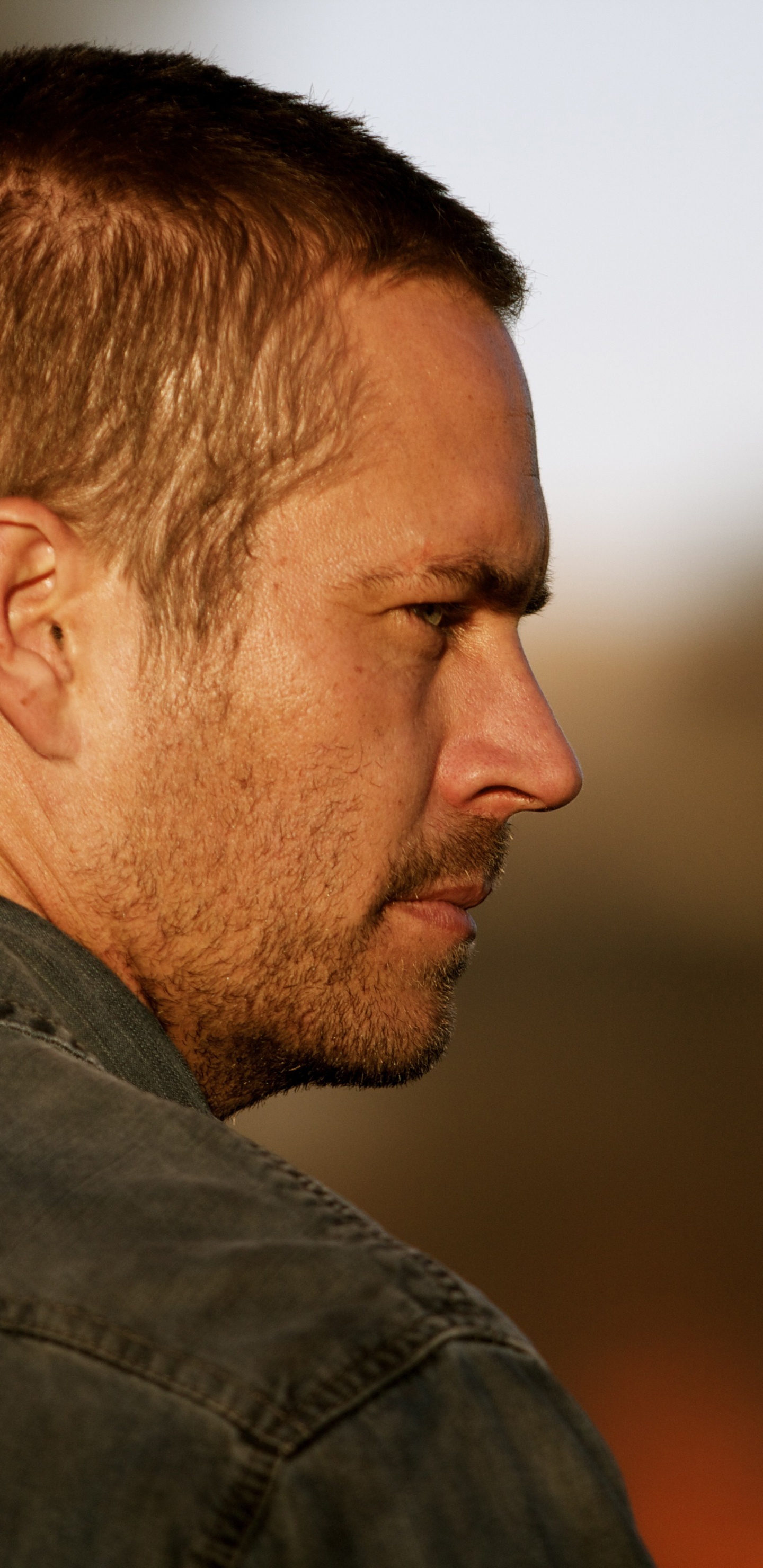 Mann in Schwarzer Jeansjacke. Wallpaper in 1440x2960 Resolution