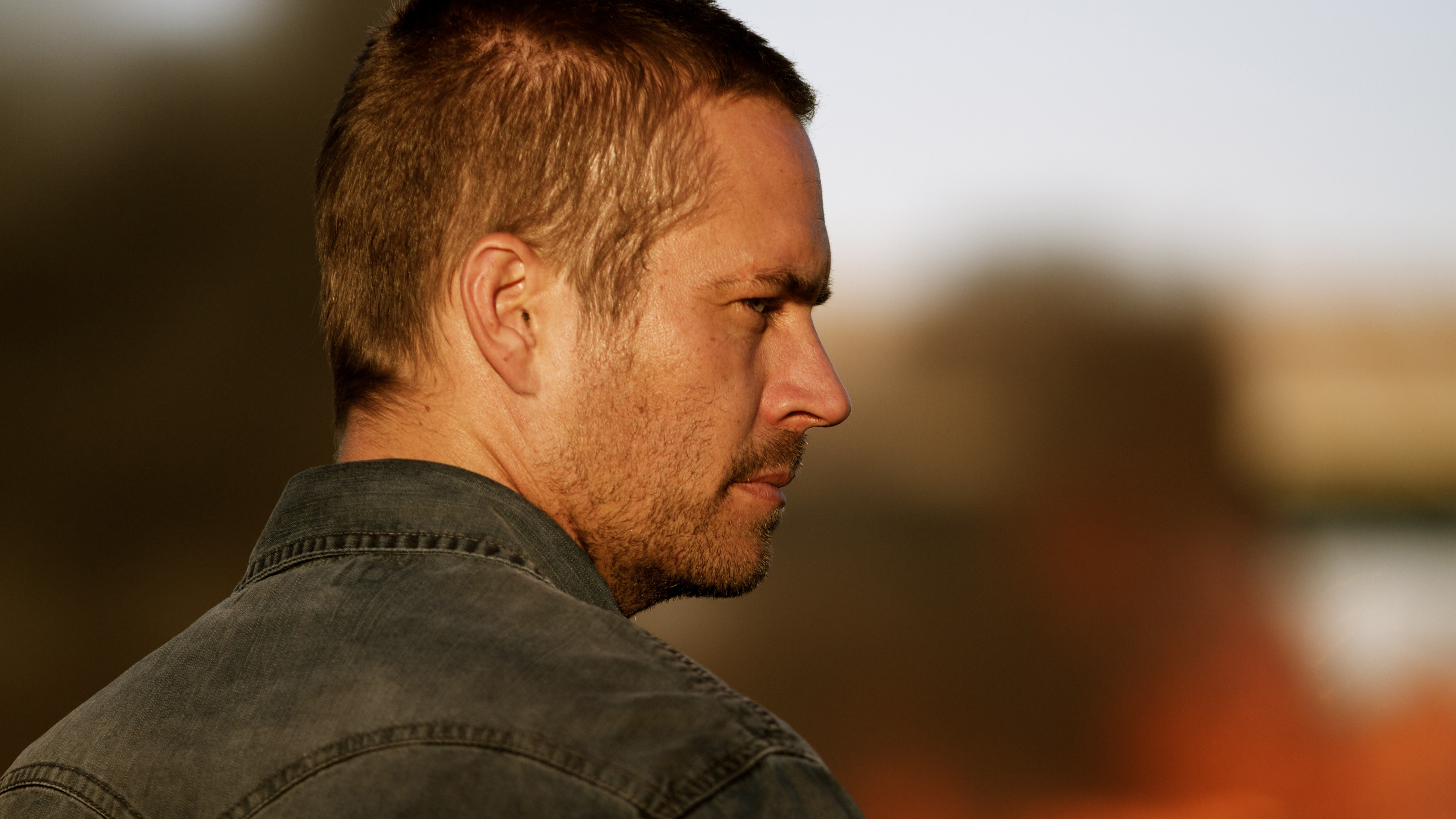 Mann in Schwarzer Jeansjacke. Wallpaper in 3840x2160 Resolution