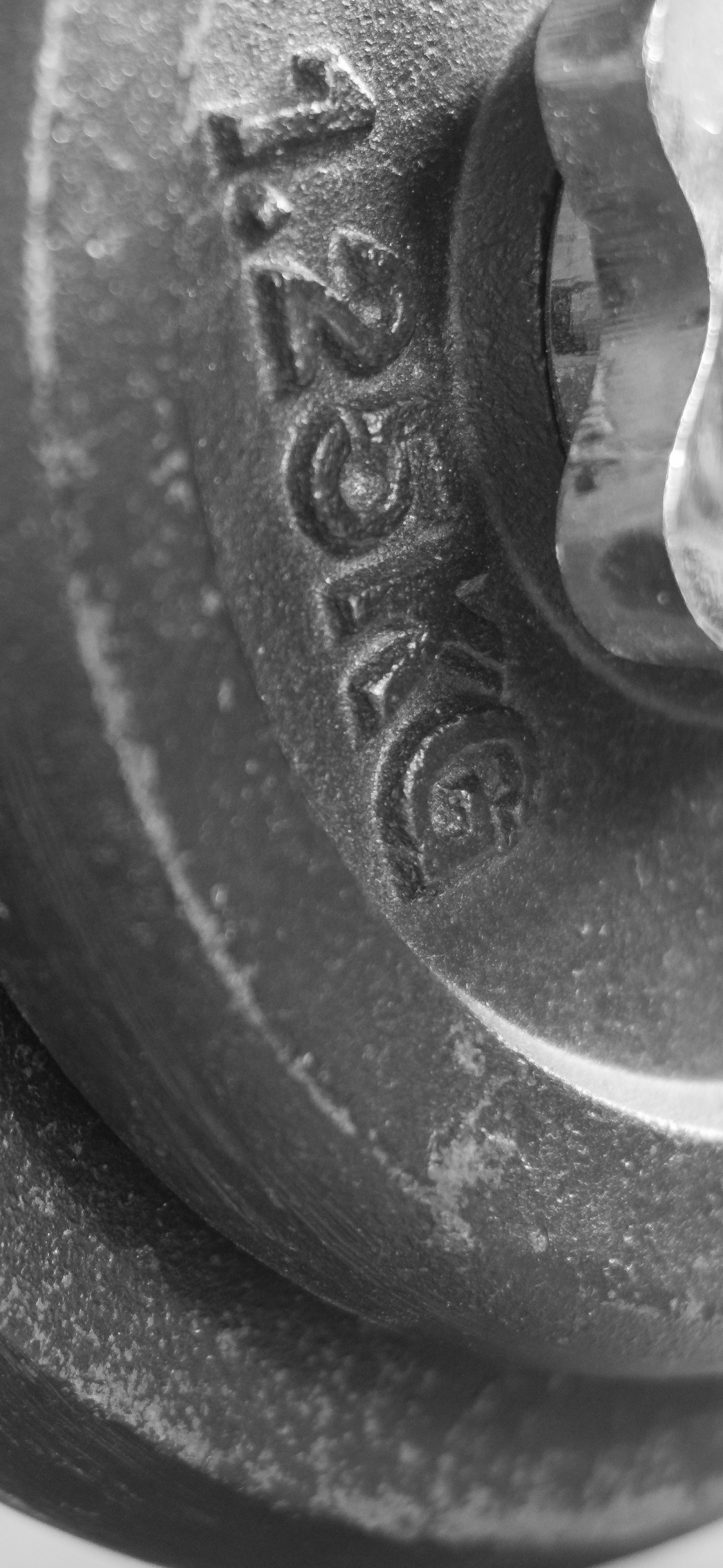 Schwarze Hantel Auf Weißem Textil. Wallpaper in 1125x2436 Resolution