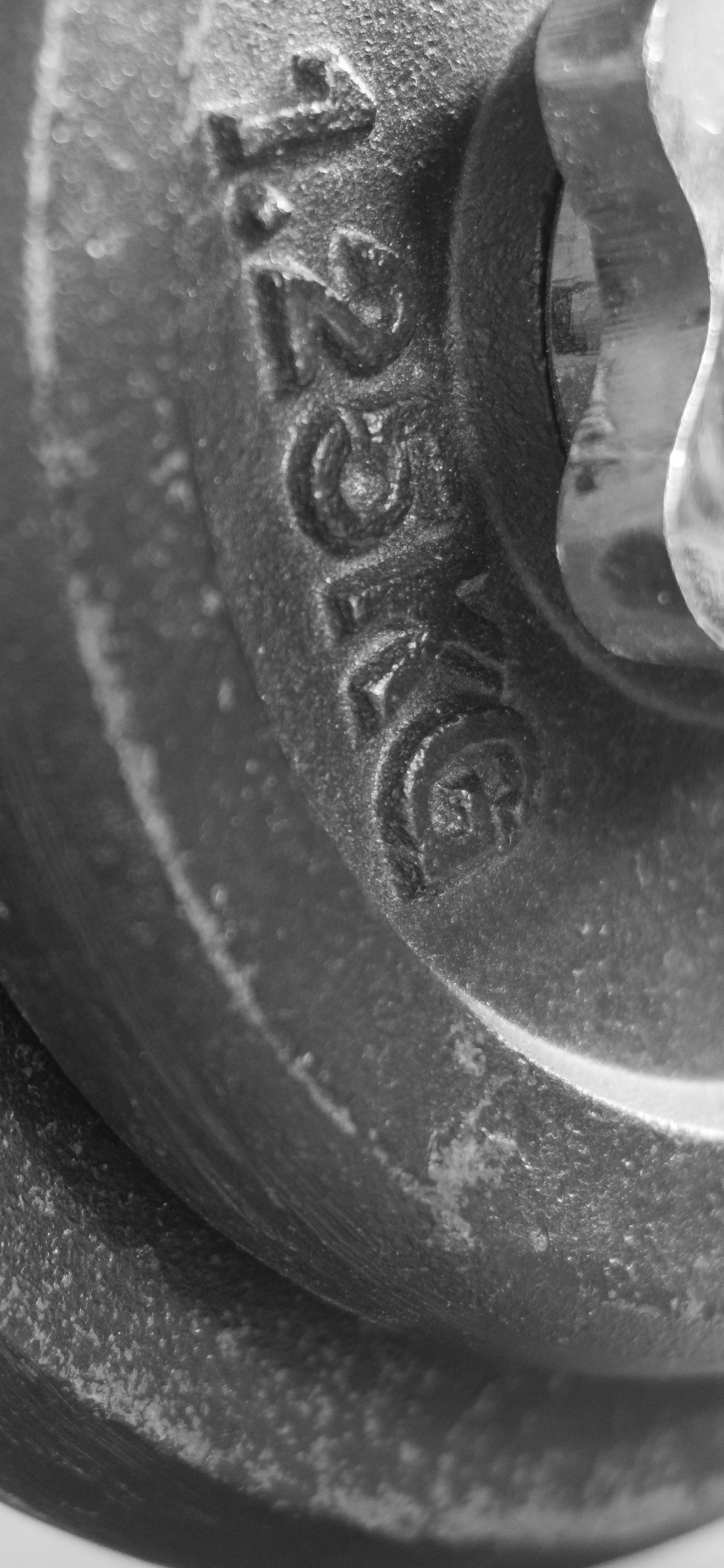 Schwarze Hantel Auf Weißem Textil. Wallpaper in 1242x2688 Resolution