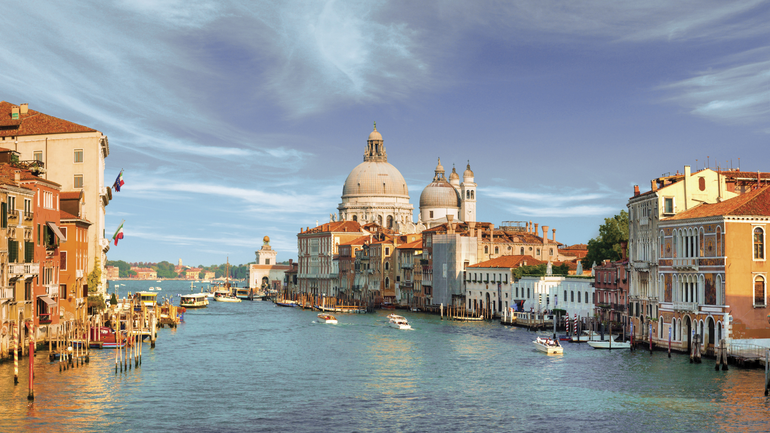 White and Brown Concrete Building Near Body of Water During Daytime. Wallpaper in 2560x1440 Resolution