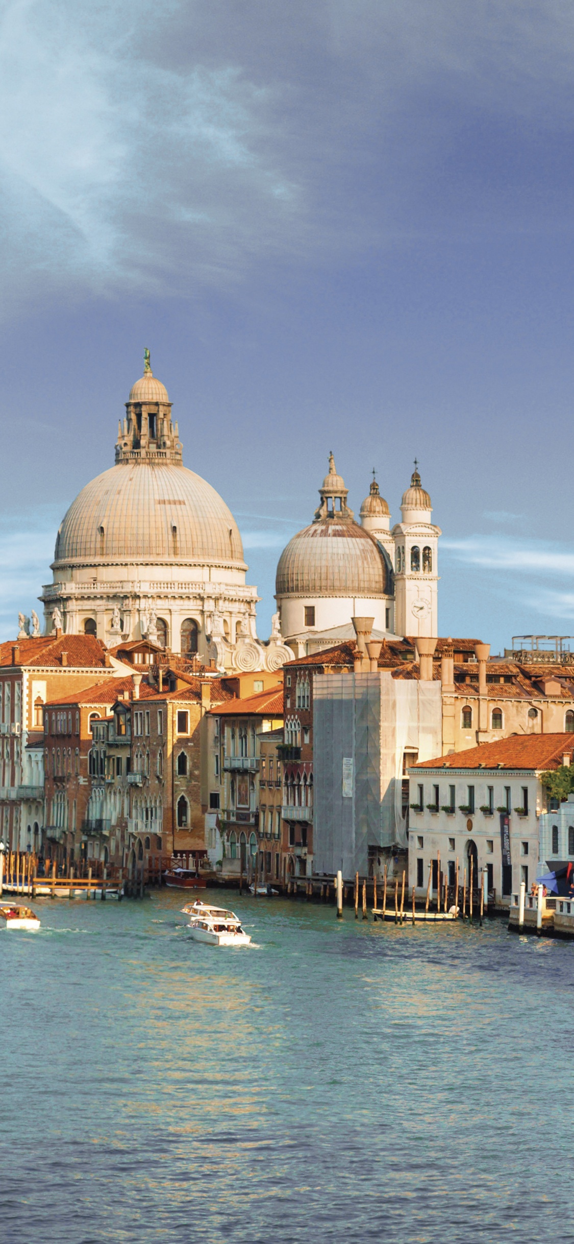 Weißes Und Braunes Betongebäude in Der Nähe Eines Gewässers Tagsüber. Wallpaper in 1125x2436 Resolution