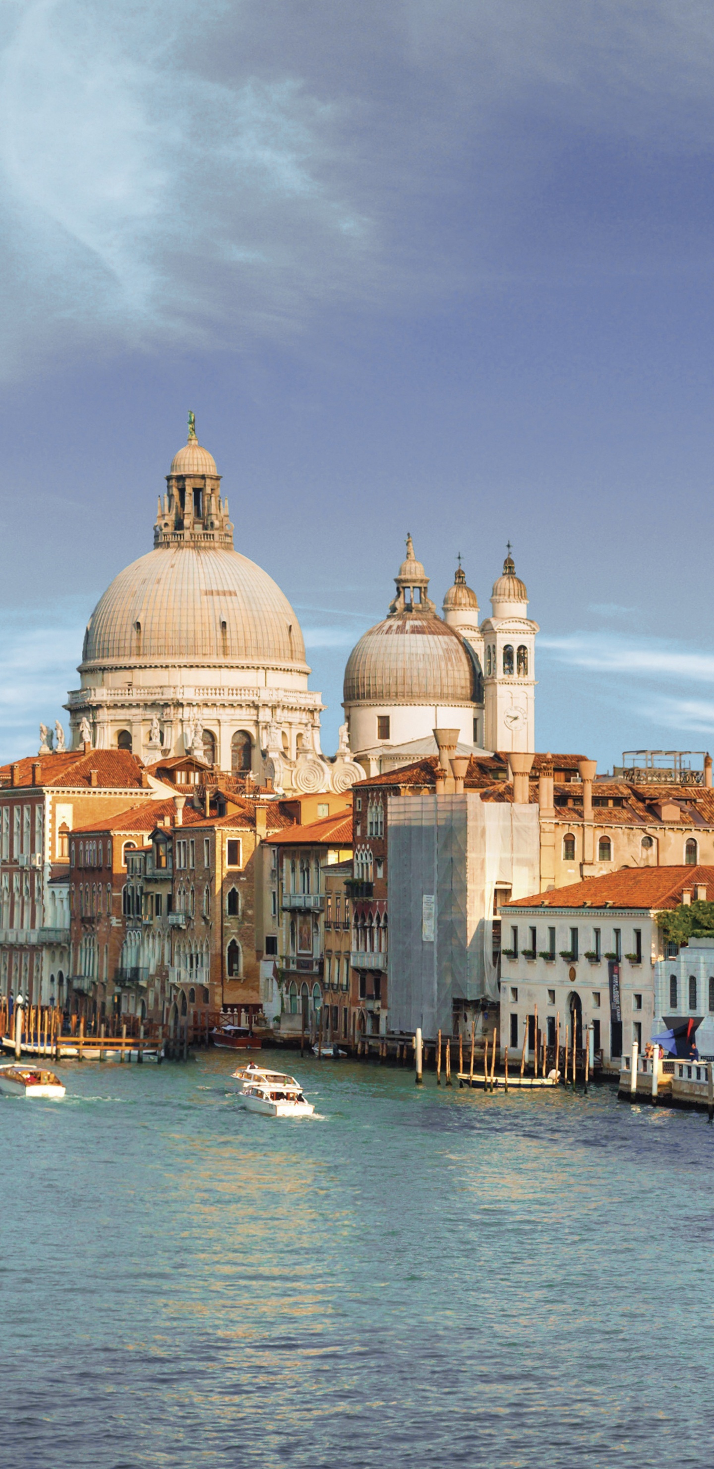 Bâtiment en Béton Blanc et Marron Près D'un Plan D'eau Pendant la Journée. Wallpaper in 1440x2960 Resolution