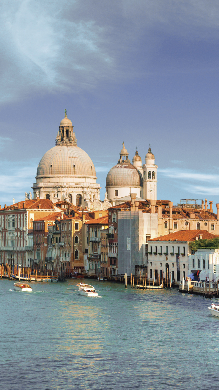 Bâtiment en Béton Blanc et Marron Près D'un Plan D'eau Pendant la Journée. Wallpaper in 750x1334 Resolution